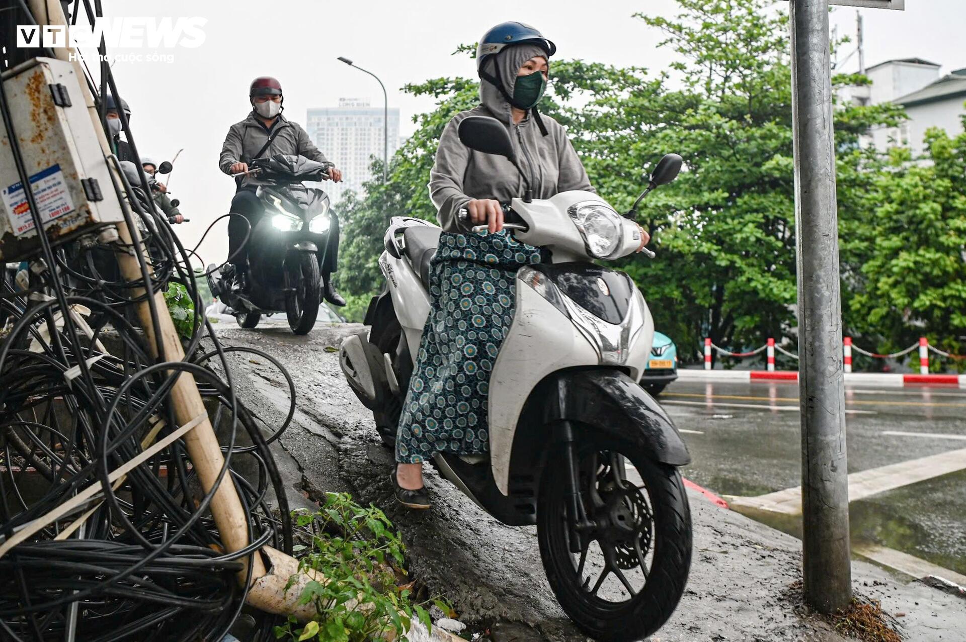 Xe máy tràn vào ngõ tìm lối thoát, giao thông hỗn loạn sau khi cấm cầu Long Biên - 11