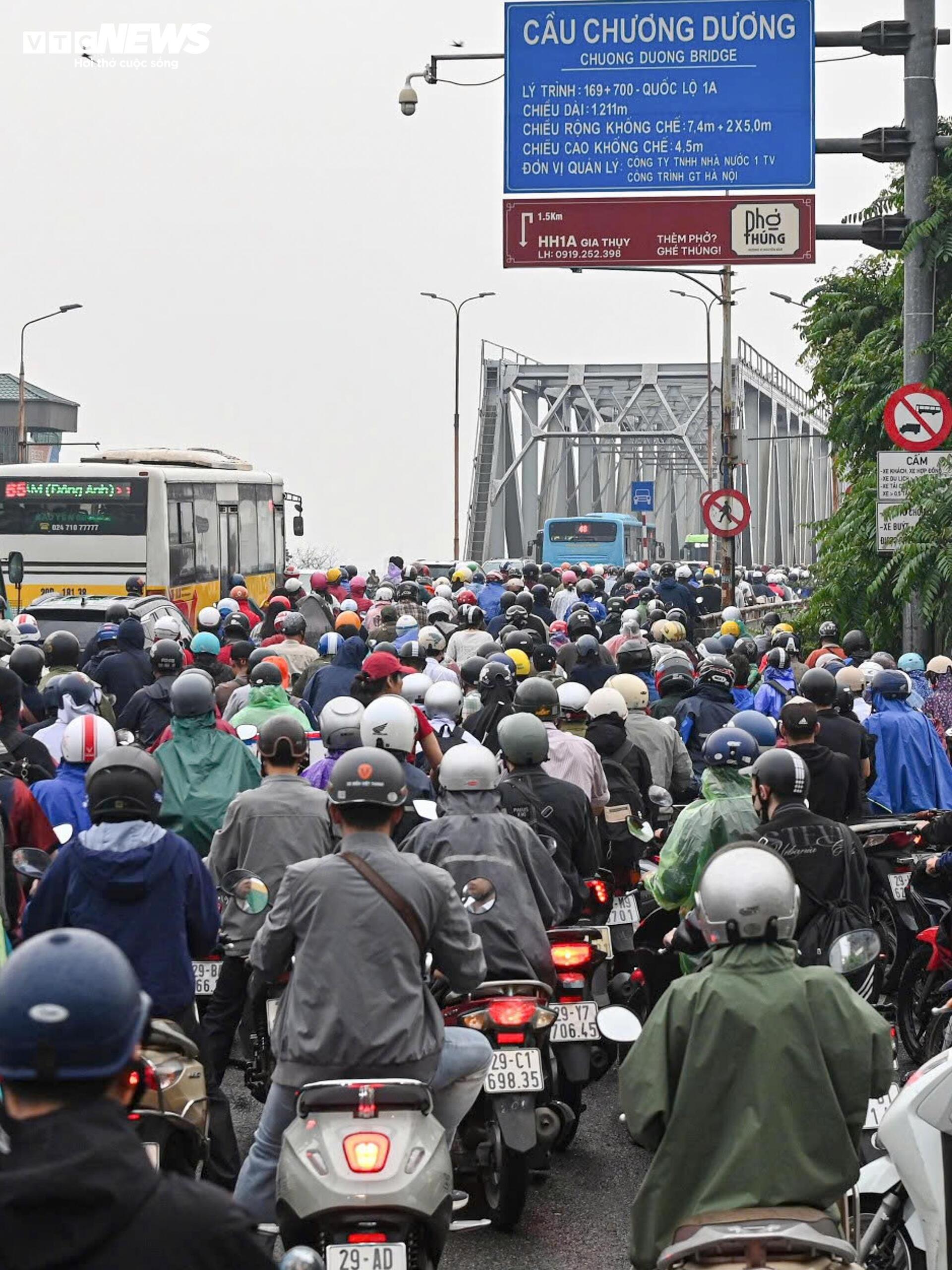 Xe máy tràn vào ngõ tìm lối thoát, giao thông hỗn loạn sau khi cấm cầu Long Biên - 12