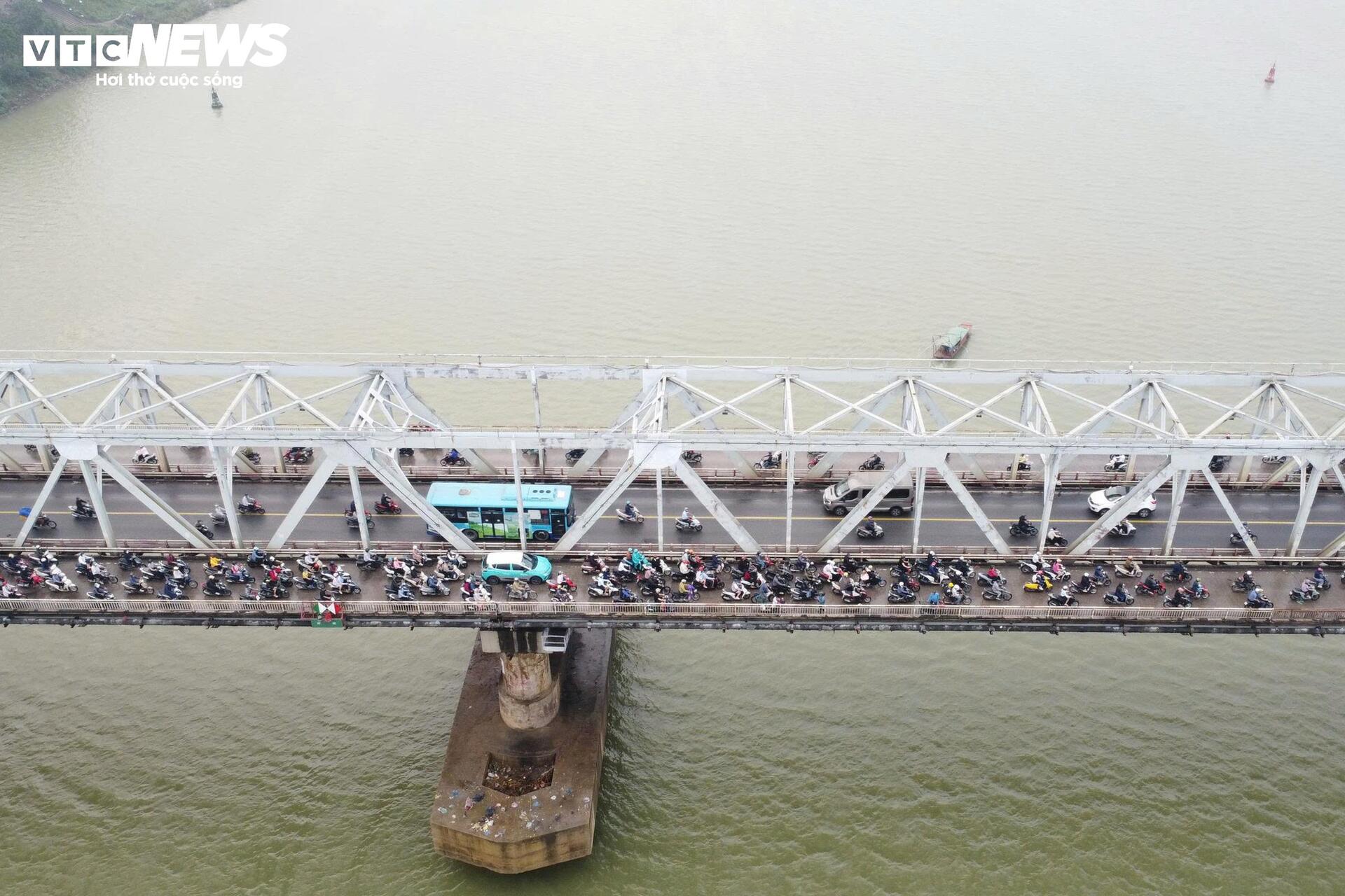 Xe máy tràn vào ngõ tìm lối thoát, giao thông hỗn loạn sau khi cấm cầu Long Biên - 13