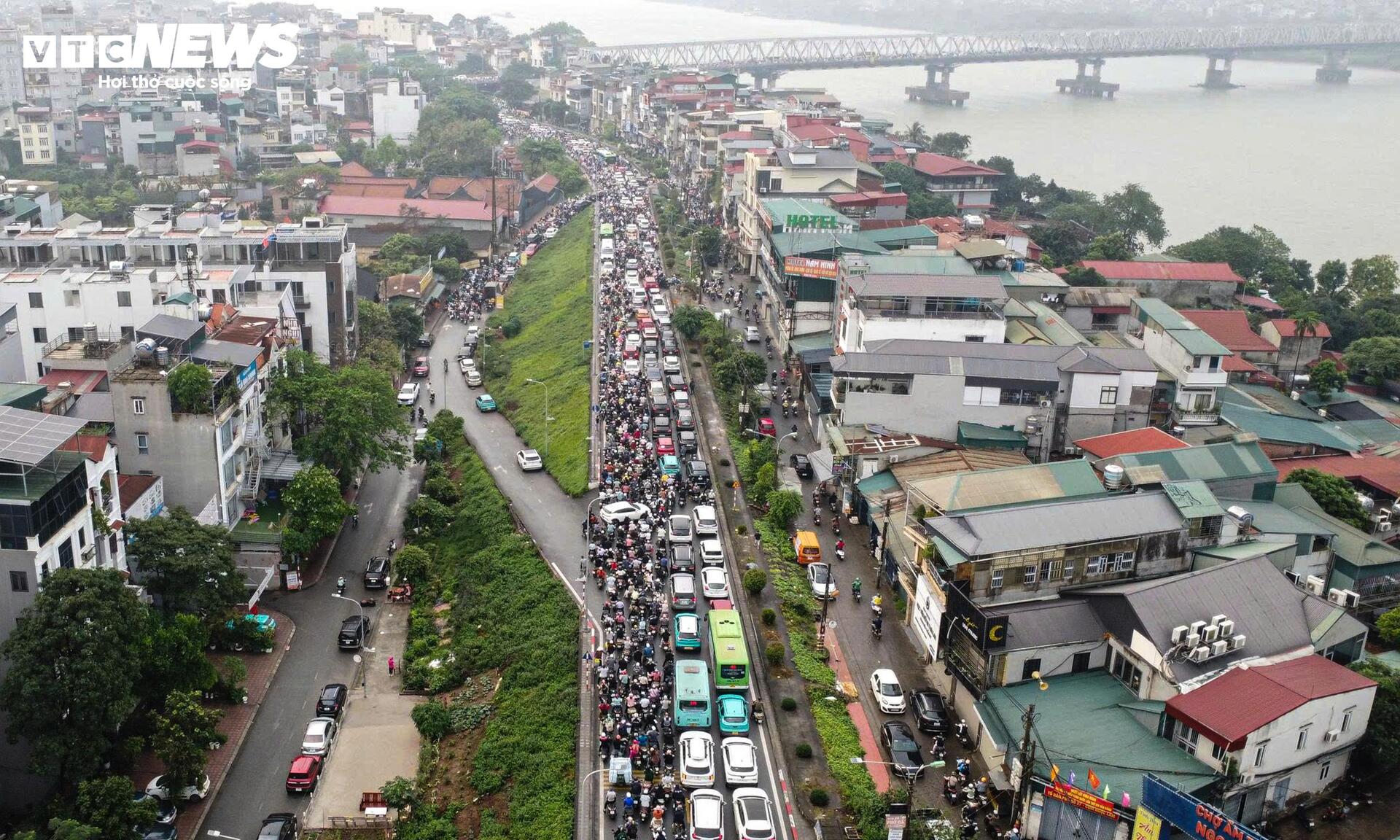 Xe máy tràn vào ngõ tìm lối thoát, giao thông hỗn loạn sau khi cấm cầu Long Biên - 14