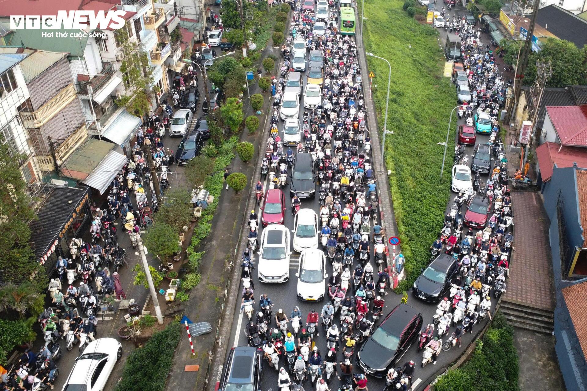 Xe máy tràn vào ngõ tìm lối thoát, giao thông hỗn loạn sau khi cấm cầu Long Biên - 2