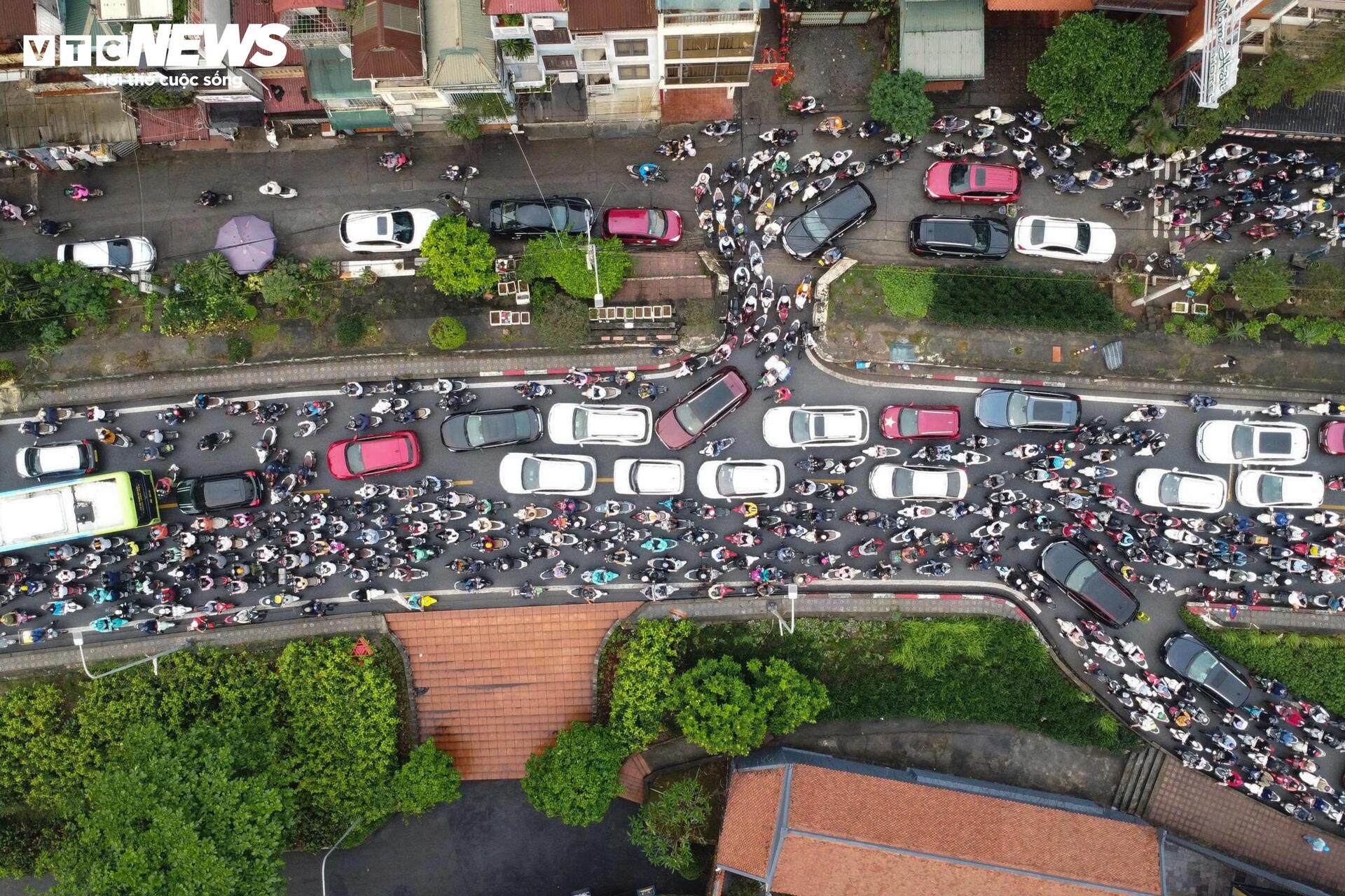 Xe máy tràn vào ngõ tìm lối thoát, giao thông hỗn loạn sau khi cấm cầu Long Biên - 3