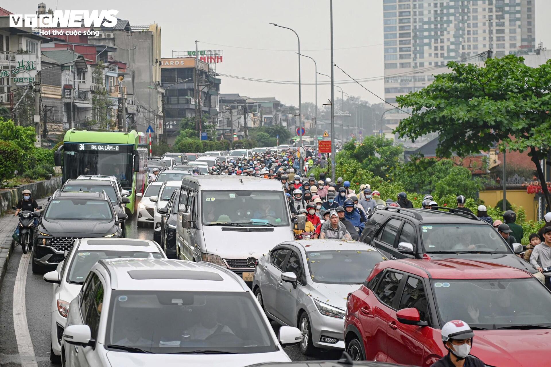 Xe máy tràn vào ngõ tìm lối thoát, giao thông hỗn loạn sau khi cấm cầu Long Biên - 4