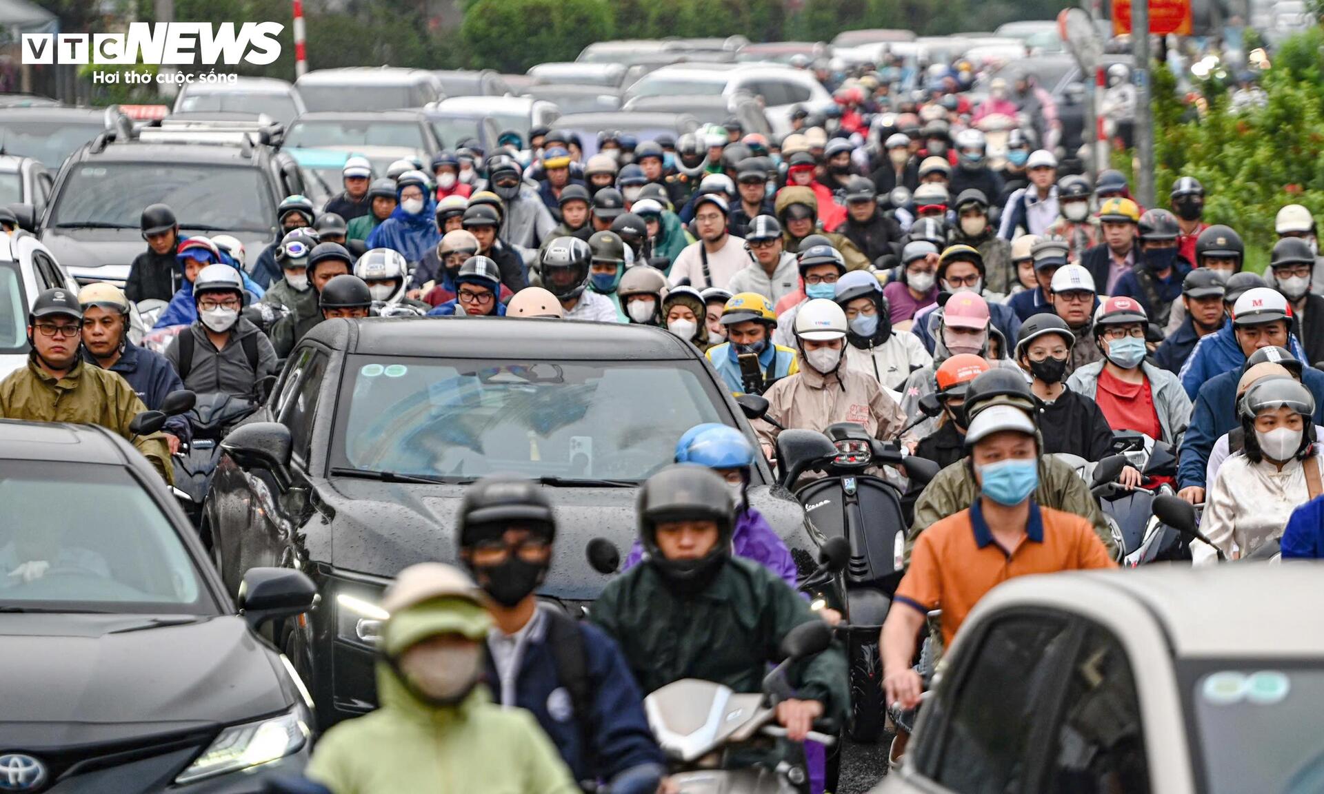 Xe máy tràn vào ngõ tìm lối thoát, giao thông hỗn loạn sau khi cấm cầu Long Biên - 5