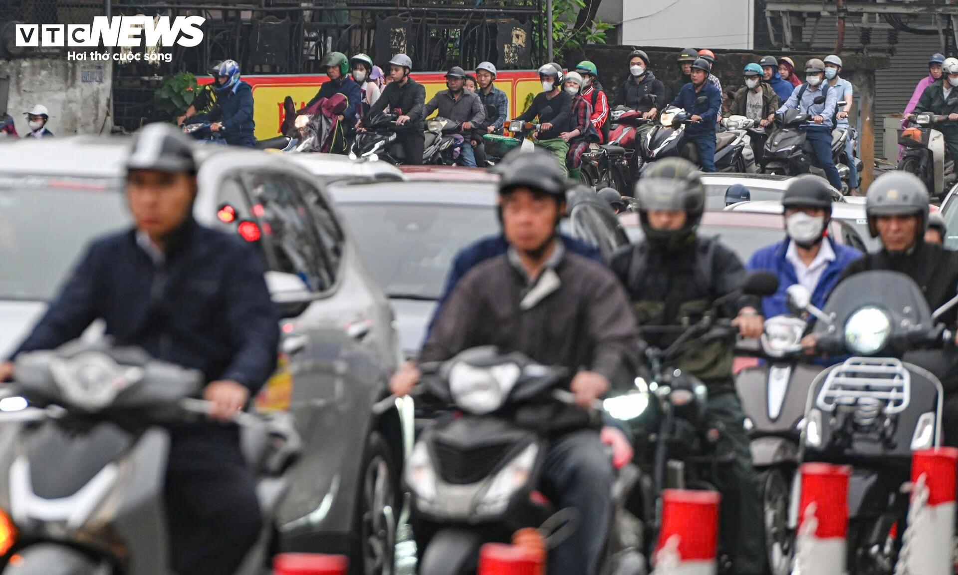 Xe máy tràn vào ngõ tìm lối thoát, giao thông hỗn loạn sau khi cấm cầu Long Biên - 6