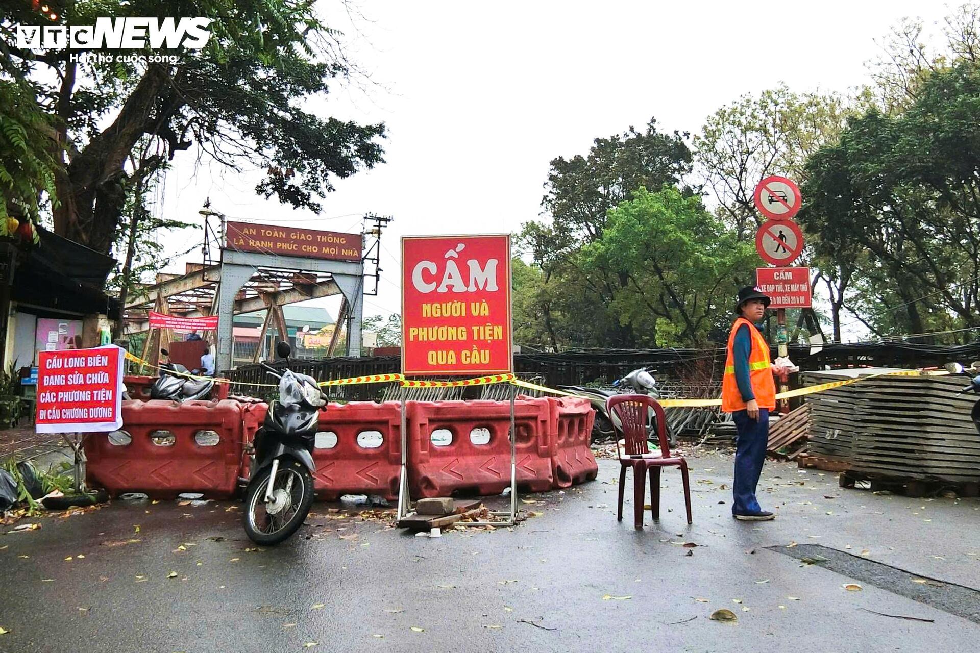 Xe máy tràn vào ngõ tìm lối thoát, giao thông hỗn loạn sau khi cấm cầu Long Biên - 7