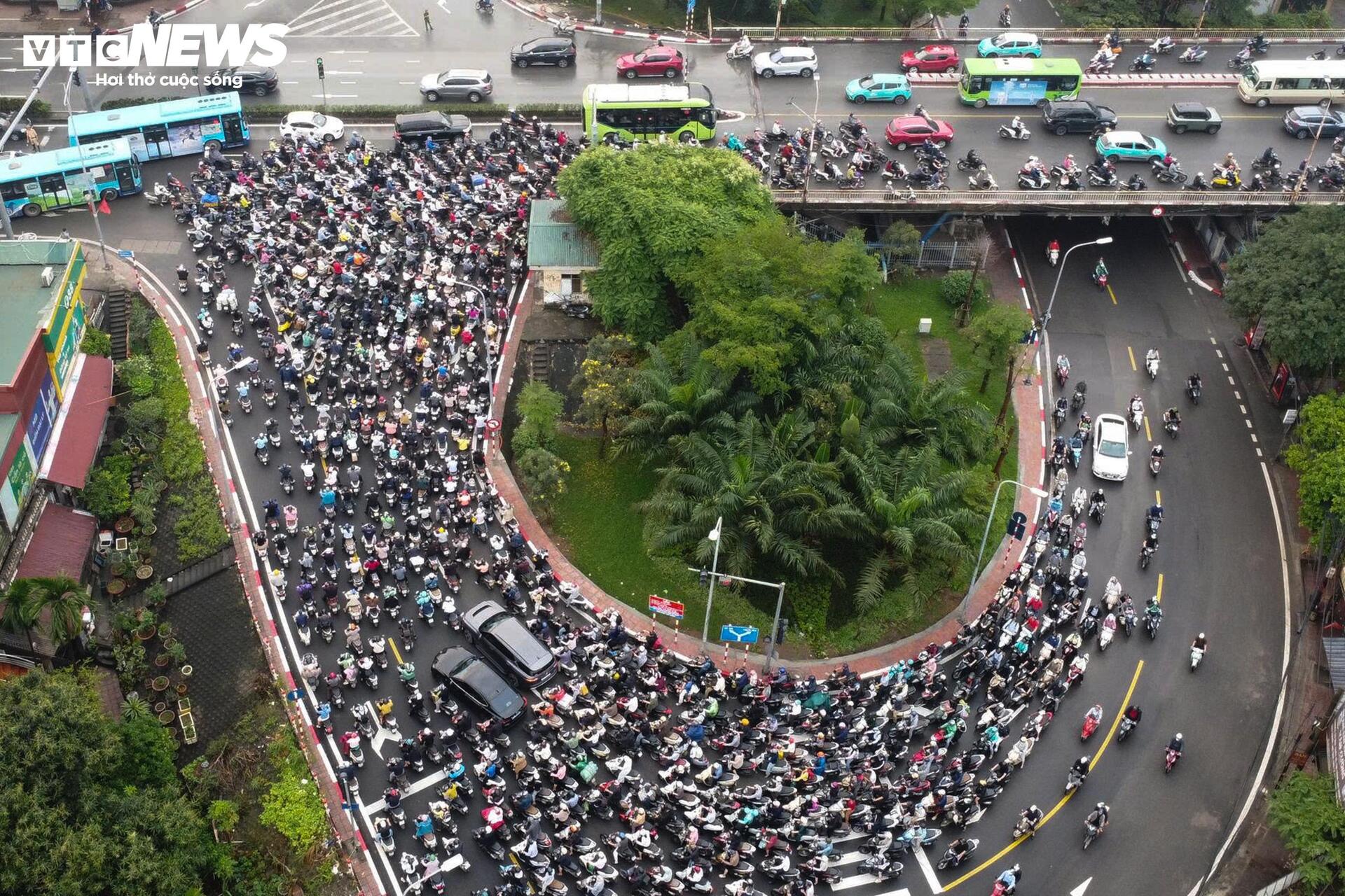 Xe máy tràn vào ngõ tìm lối thoát, giao thông hỗn loạn sau khi cấm cầu Long Biên - 8