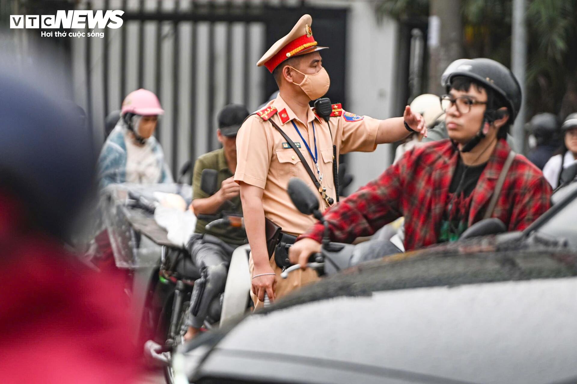 Xe máy tràn vào ngõ tìm lối thoát, giao thông hỗn loạn sau khi cấm cầu Long Biên - 9