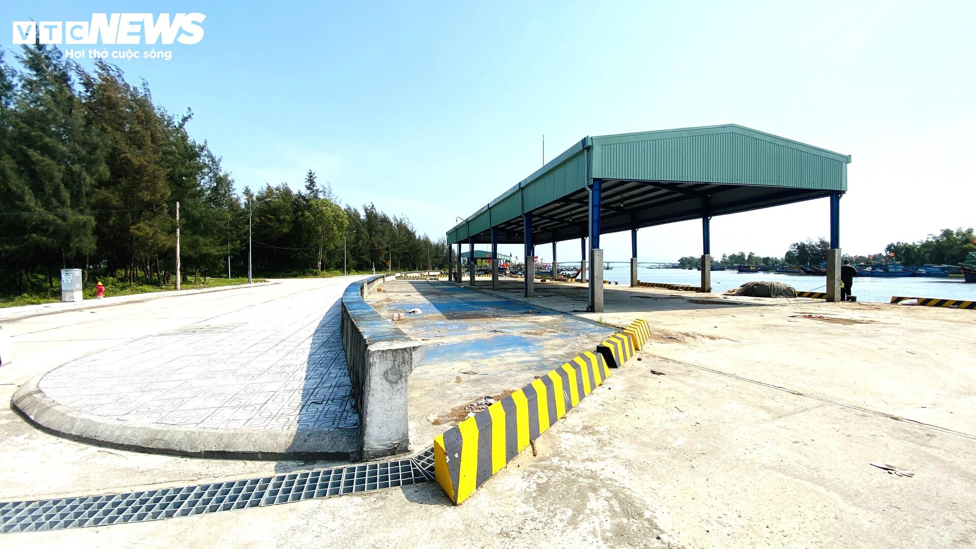 Cảng cá 120 tỷ xây xong 'chỉ để ngắm', ngư dân chờ hoài chẳng thấy cảnh bán buôn - 2