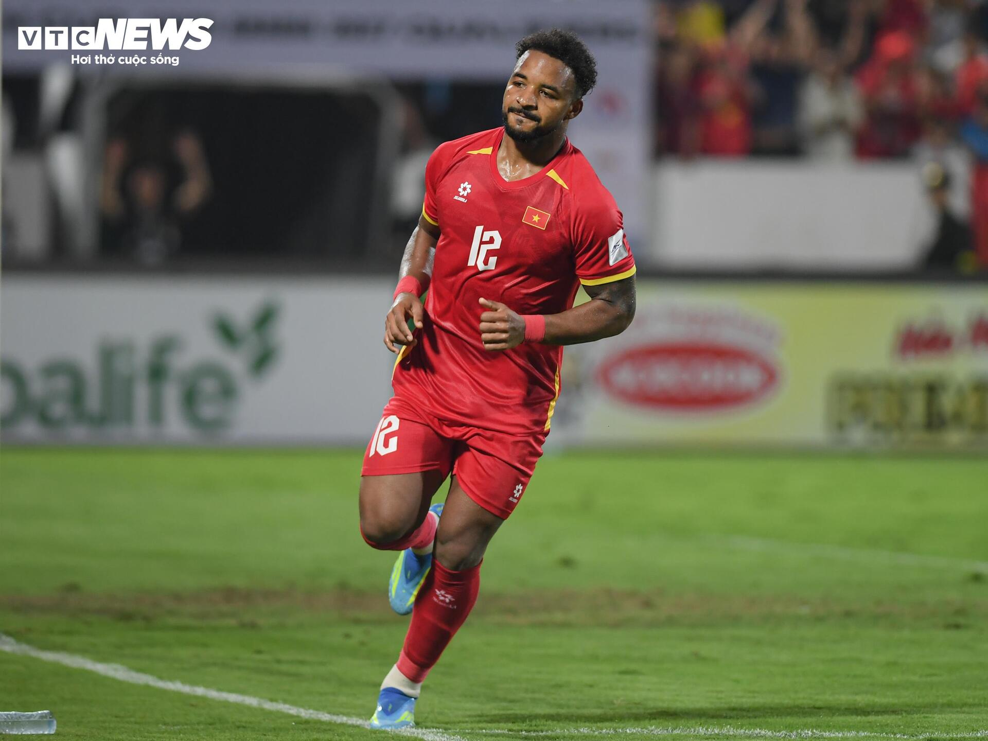 Xuân Son ghi 2 bàn đập tan chỉ trích thừa cân, khoe cơ bụng không mỡ - 5