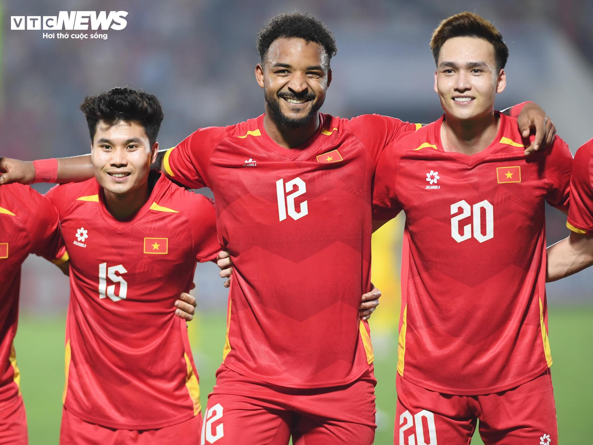 Xuân Son ghi 2 bàn đập tan chỉ trích thừa cân, khoe cơ bụng không mỡ - 8