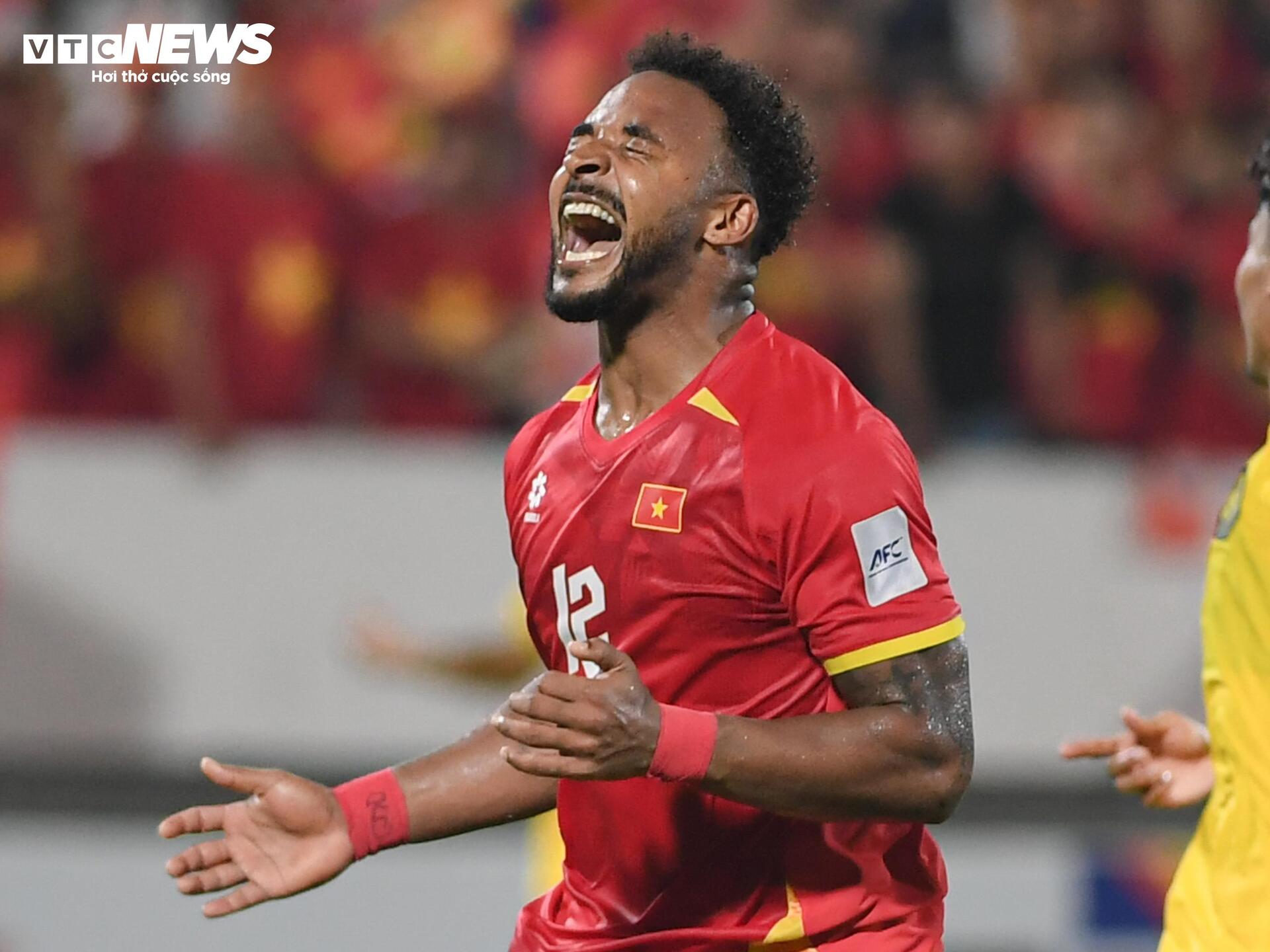 Xuân Son ghi 2 bàn đập tan chỉ trích thừa cân, khoe cơ bụng không mỡ - 11