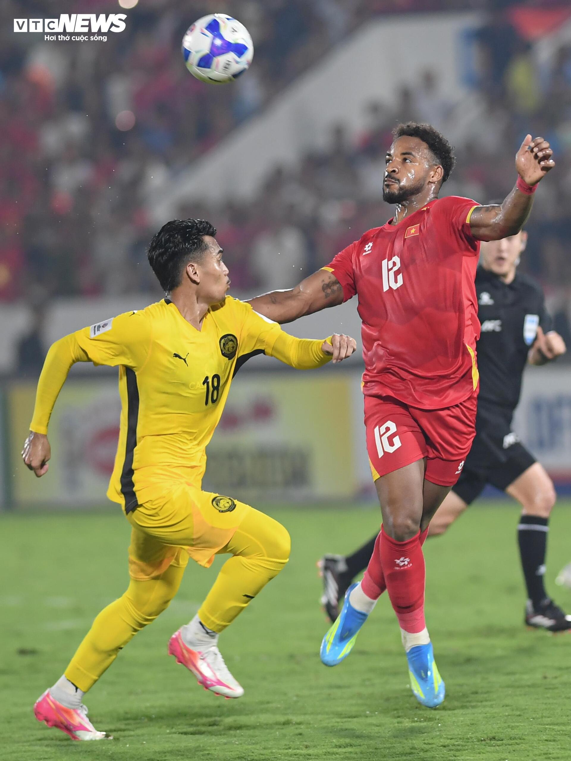 Xuân Son ghi 2 bàn đập tan chỉ trích thừa cân, khoe cơ bụng không mỡ - 3