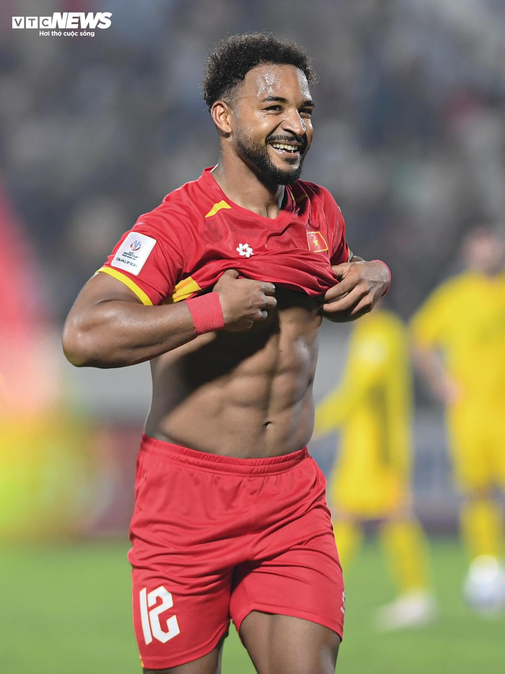 Xuân Son ghi 2 bàn đập tan chỉ trích thừa cân, khoe cơ bụng không mỡ - 6