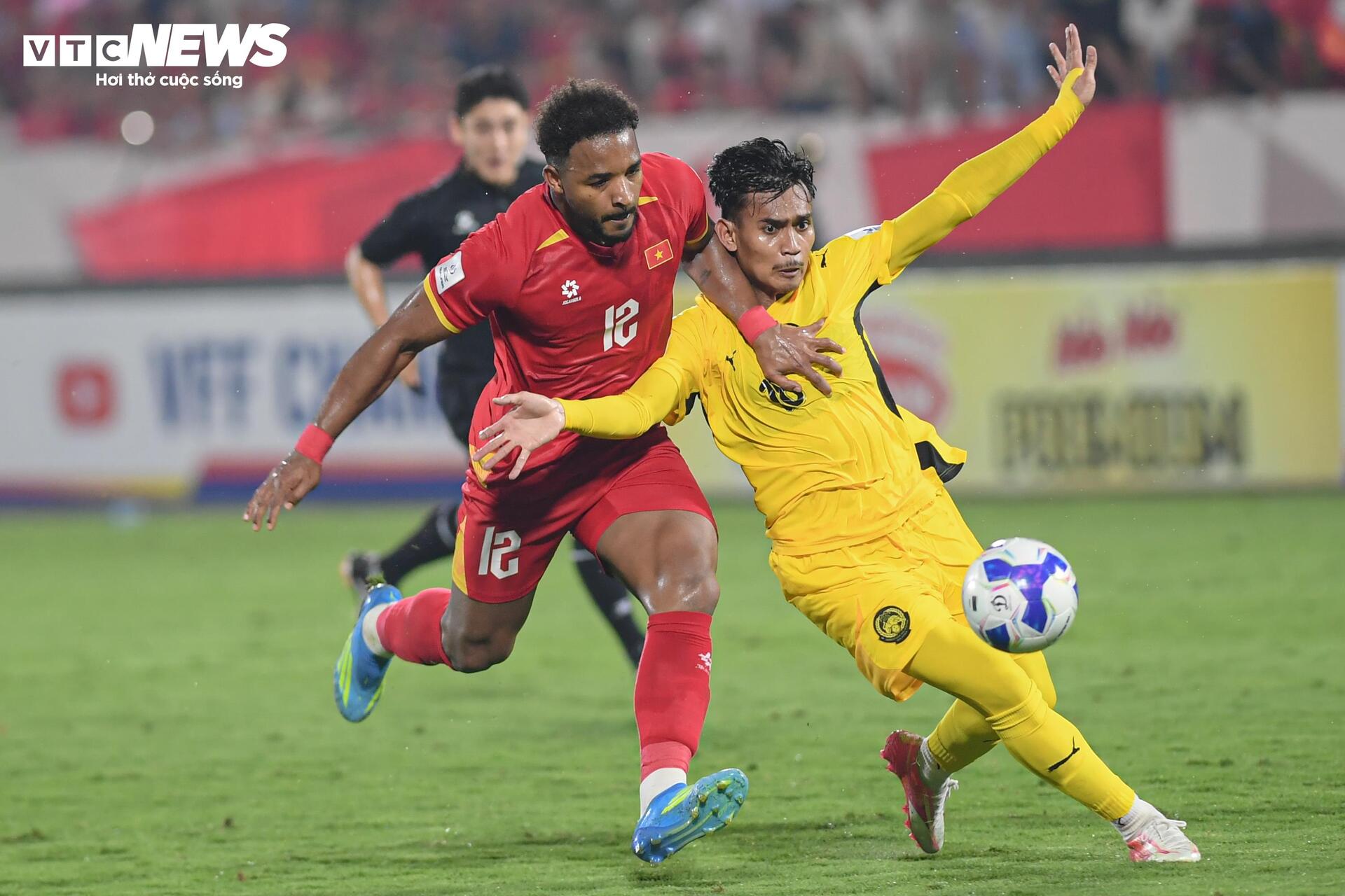 Xuân Son ghi 2 bàn đập tan chỉ trích thừa cân, khoe cơ bụng không mỡ - 10