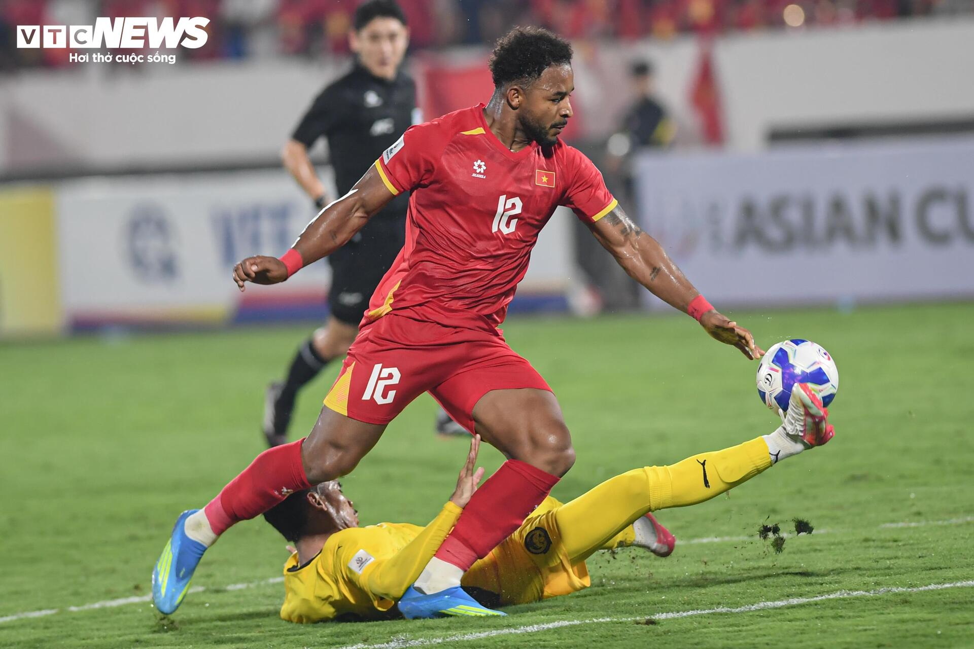 Xuân Son ghi 2 bàn đập tan chỉ trích thừa cân, khoe cơ bụng không mỡ - 12