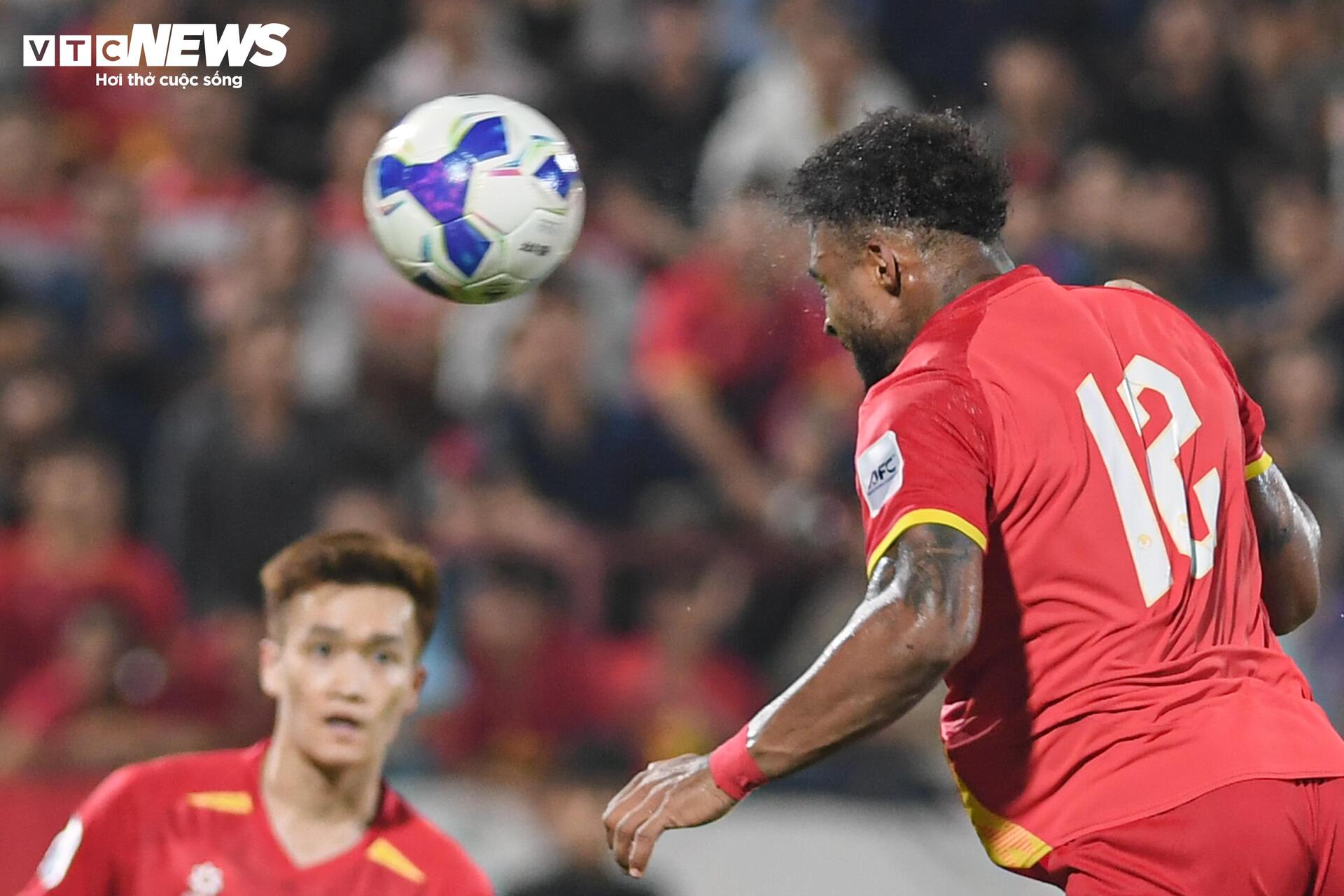 Xuân Son ghi 2 bàn đập tan chỉ trích thừa cân, khoe cơ bụng không mỡ - 9