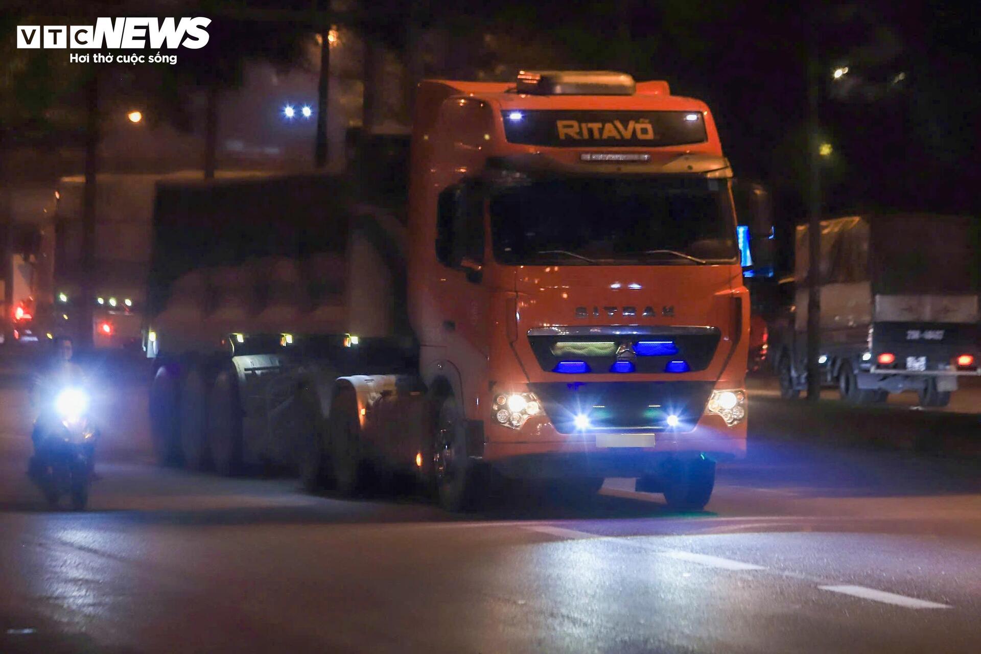 Bị CSGT tuýt còi, tài xế xe chở đất gọi điện liên tục 15 phút - 1