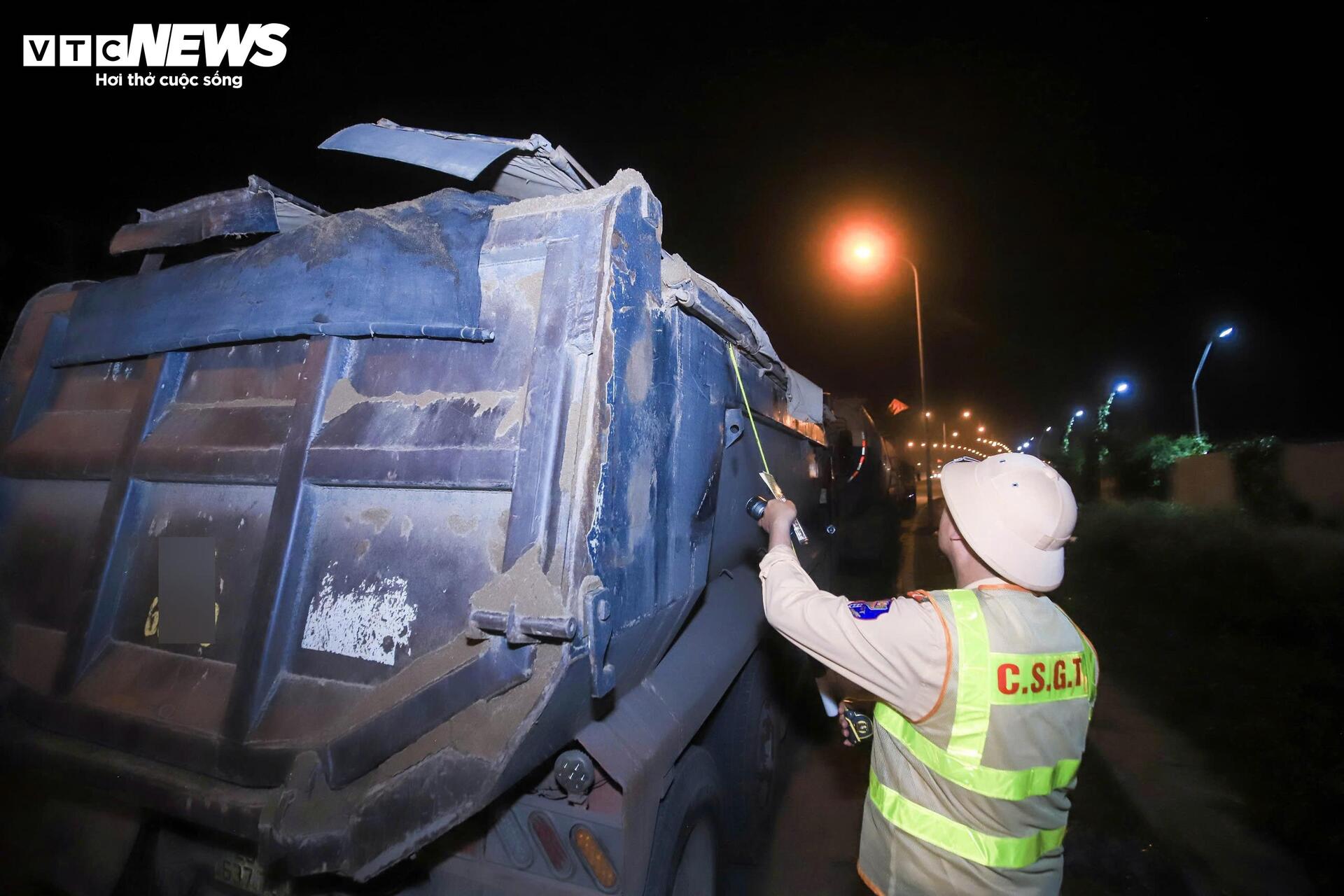 Bị CSGT tuýt còi, tài xế xe chở đất gọi điện liên tục 15 phút - 11