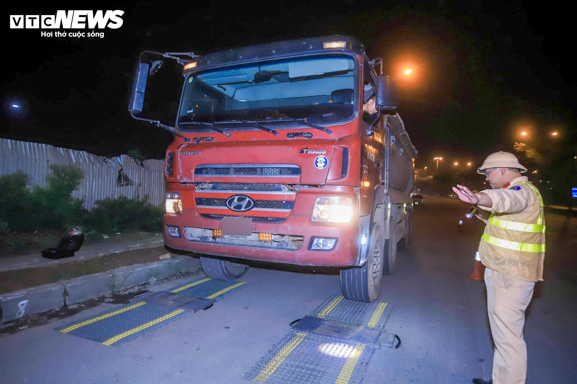 Bị CSGT tuýt còi, tài xế xe chở đất gọi điện liên tục 15 phút - 12