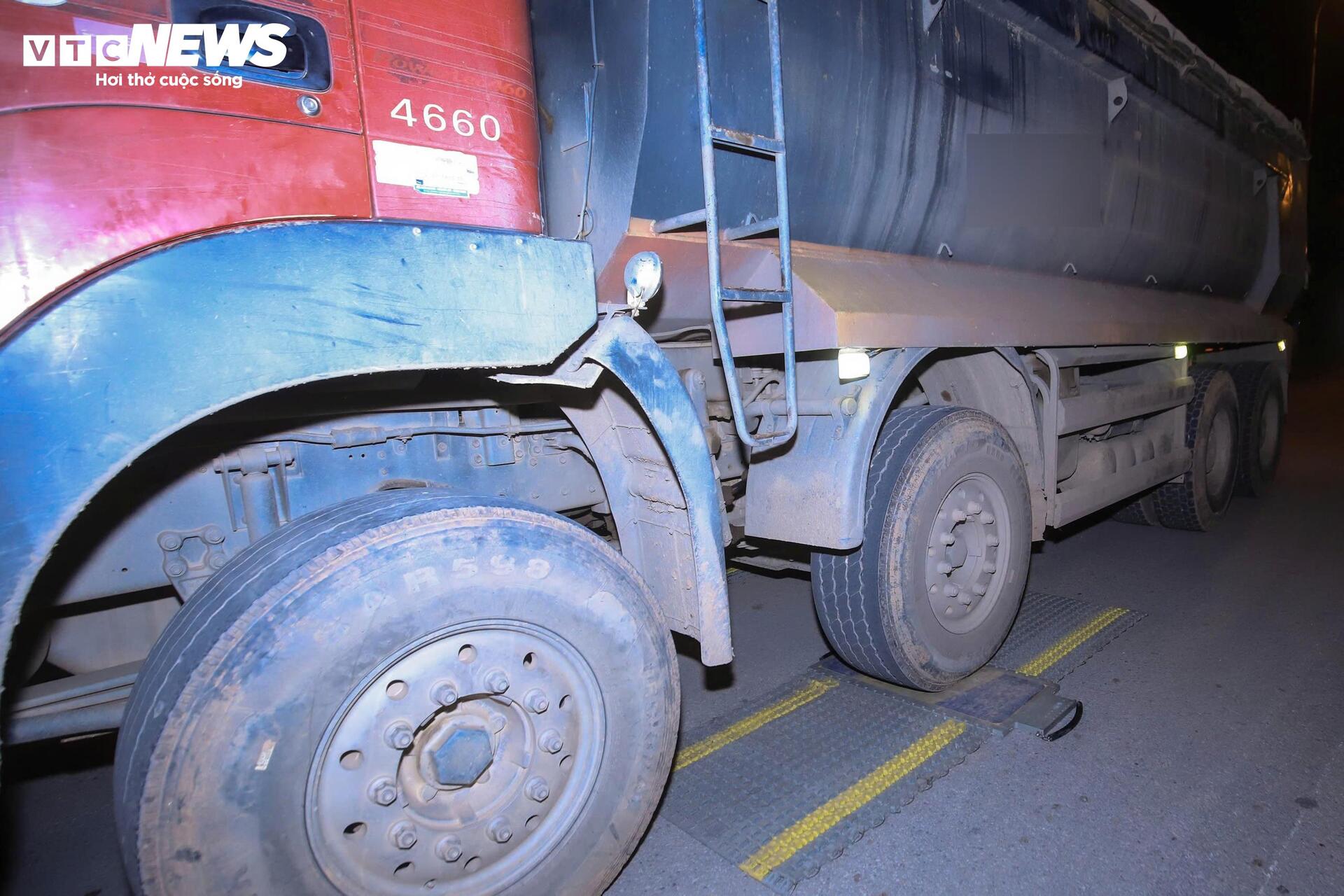 Bị CSGT tuýt còi, tài xế xe chở đất gọi điện liên tục 15 phút - 13