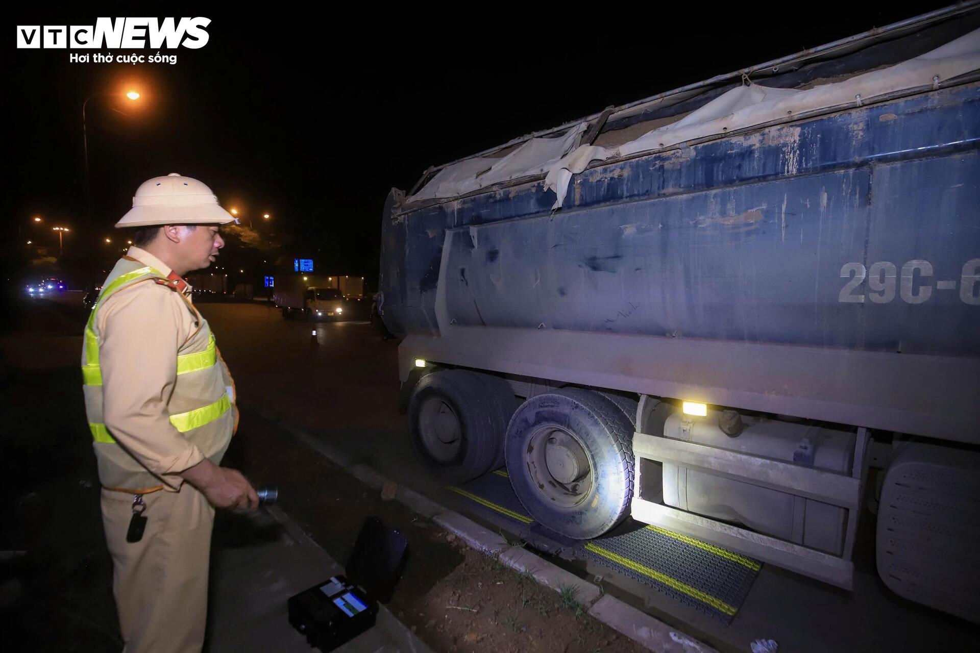 Bị CSGT tuýt còi, tài xế xe chở đất gọi điện liên tục 15 phút - 14