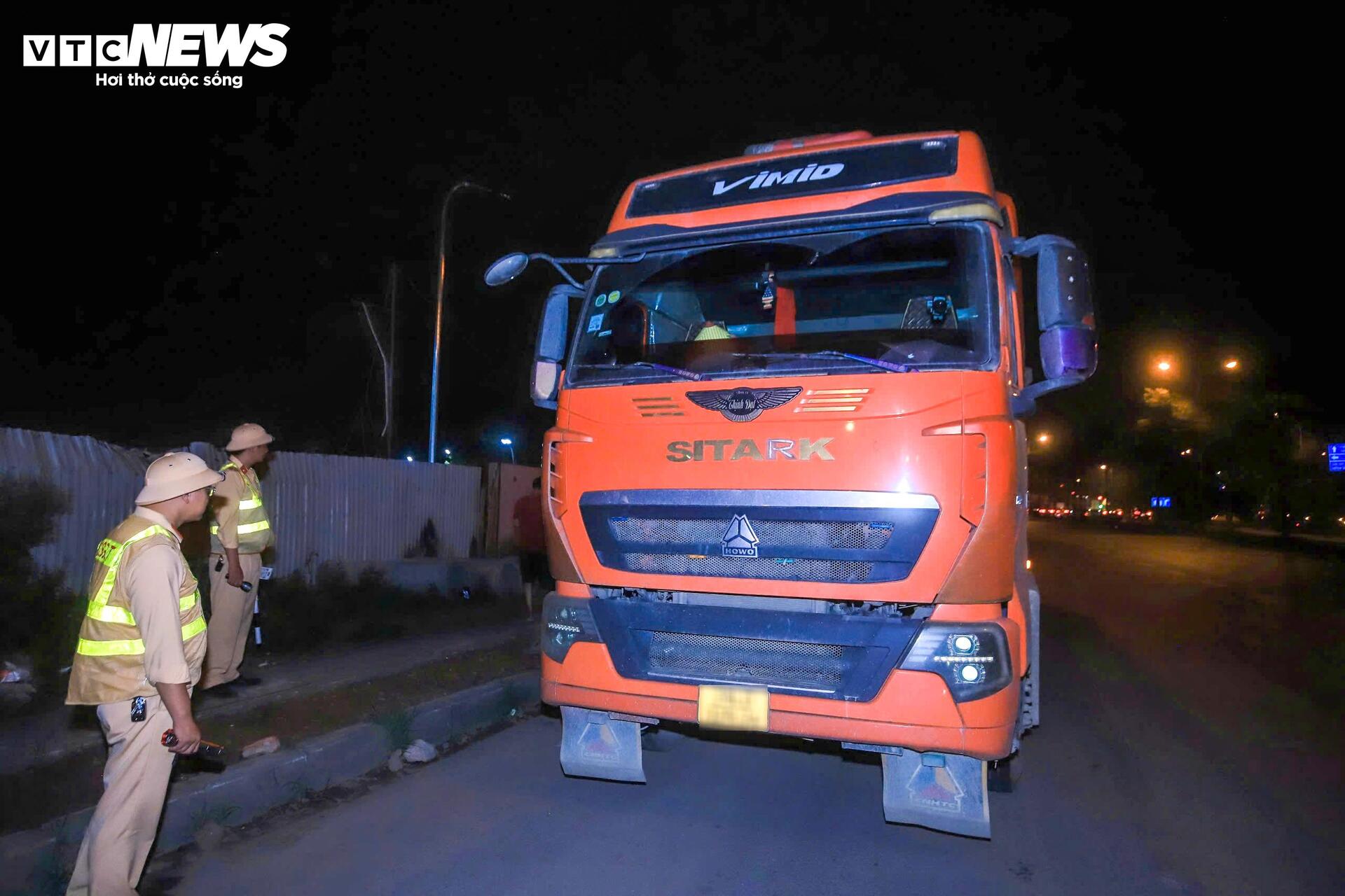 Bị CSGT tuýt còi, tài xế xe chở đất gọi điện liên tục 15 phút - 15