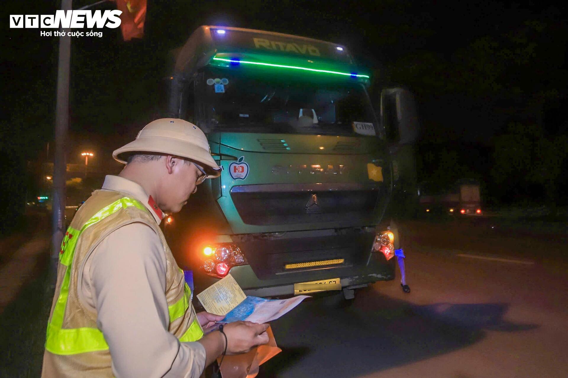 Bị CSGT tuýt còi, tài xế xe chở đất gọi điện liên tục 15 phút - 16