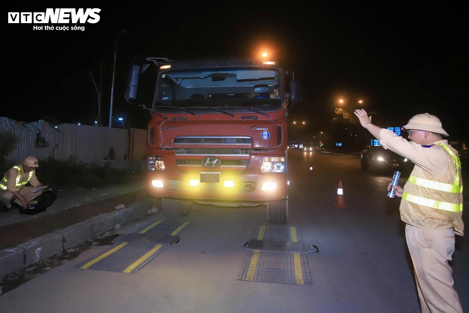 Bị CSGT tuýt còi, tài xế xe chở đất gọi điện liên tục 15 phút - 17