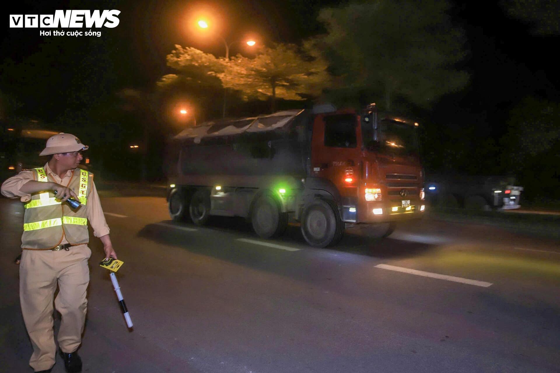 Bị CSGT tuýt còi, tài xế xe chở đất gọi điện liên tục 15 phút - 2