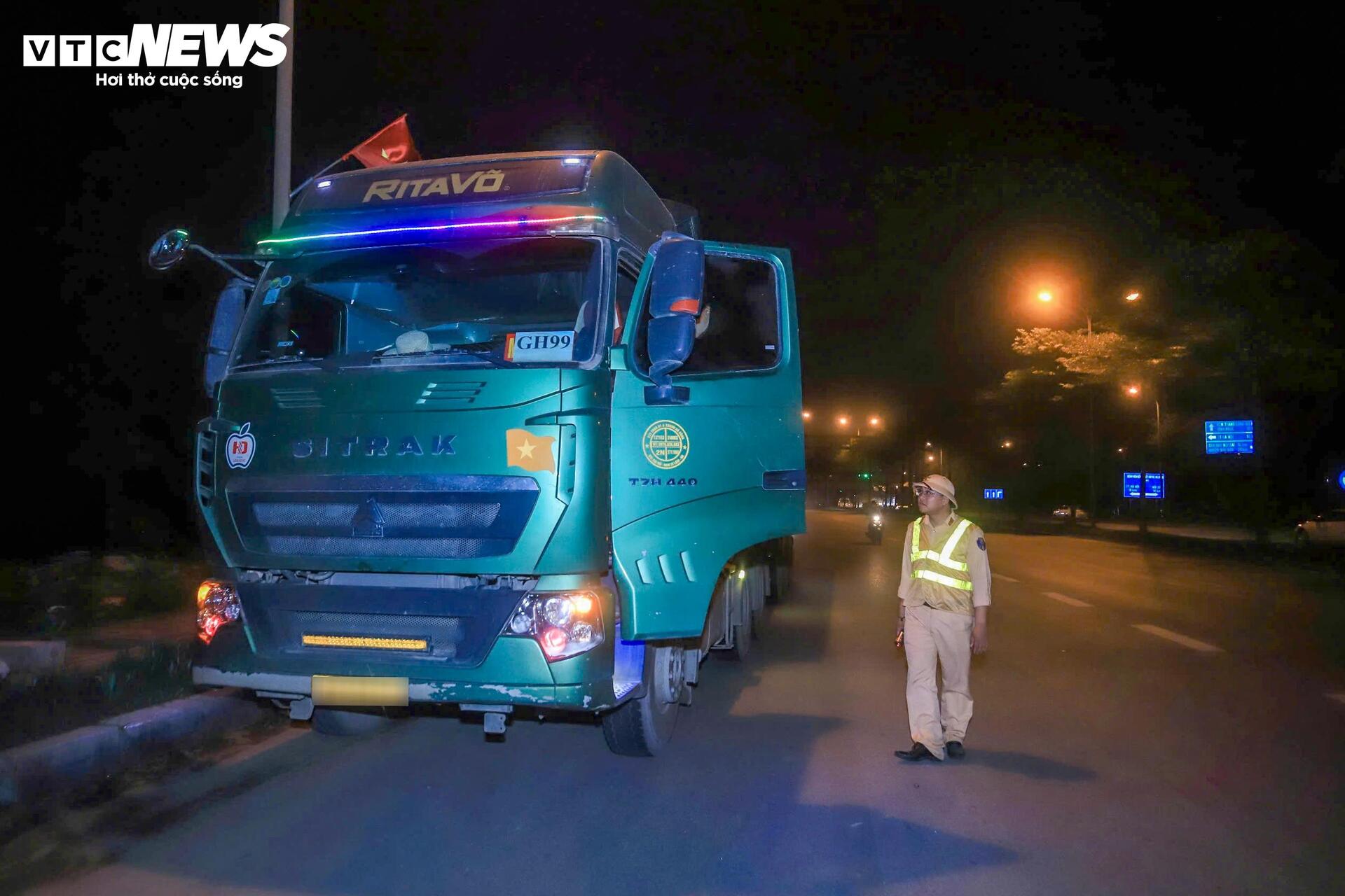 Bị CSGT tuýt còi, tài xế xe chở đất gọi điện liên tục 15 phút - 3