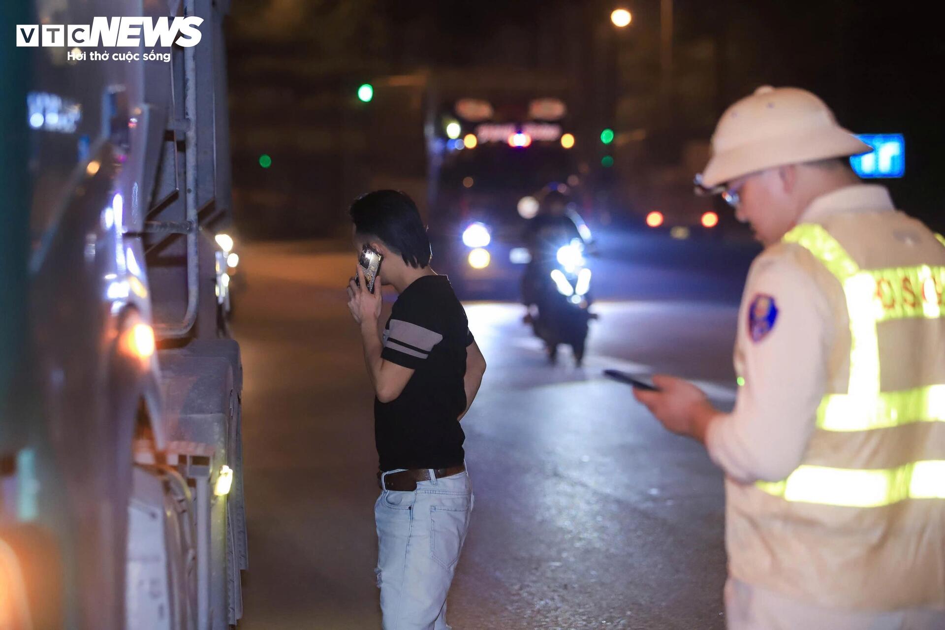 Bị CSGT tuýt còi, tài xế xe chở đất gọi điện liên tục 15 phút - 4