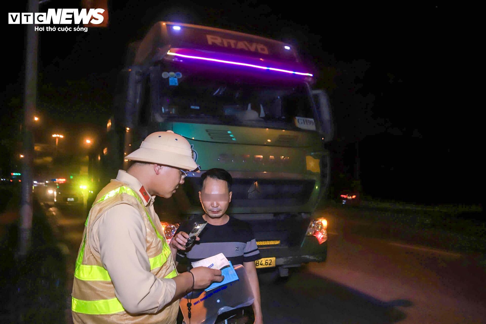 Bị CSGT tuýt còi, tài xế xe chở đất gọi điện liên tục 15 phút - 5