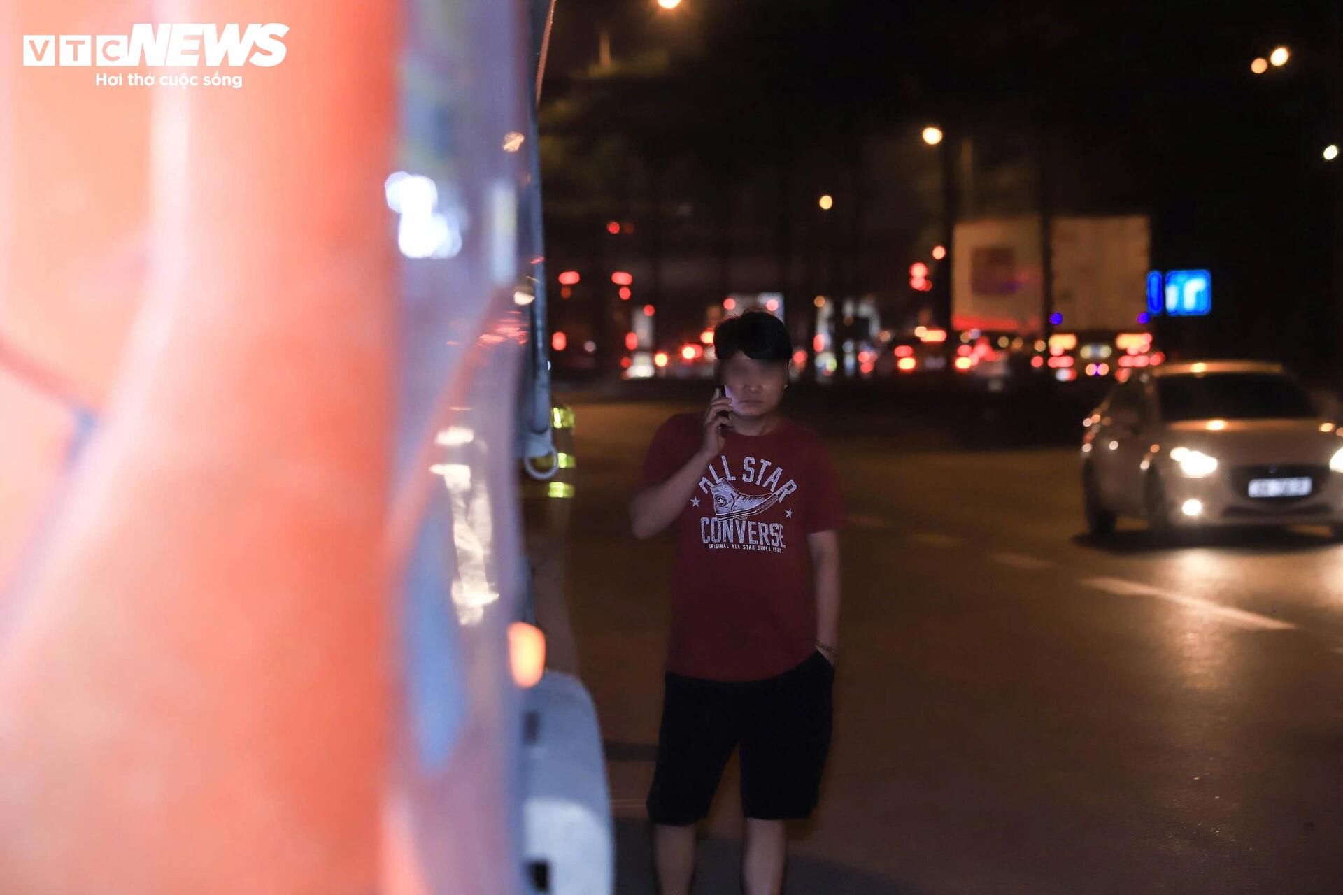 Bị CSGT tuýt còi, tài xế xe chở đất gọi điện liên tục 15 phút - 6