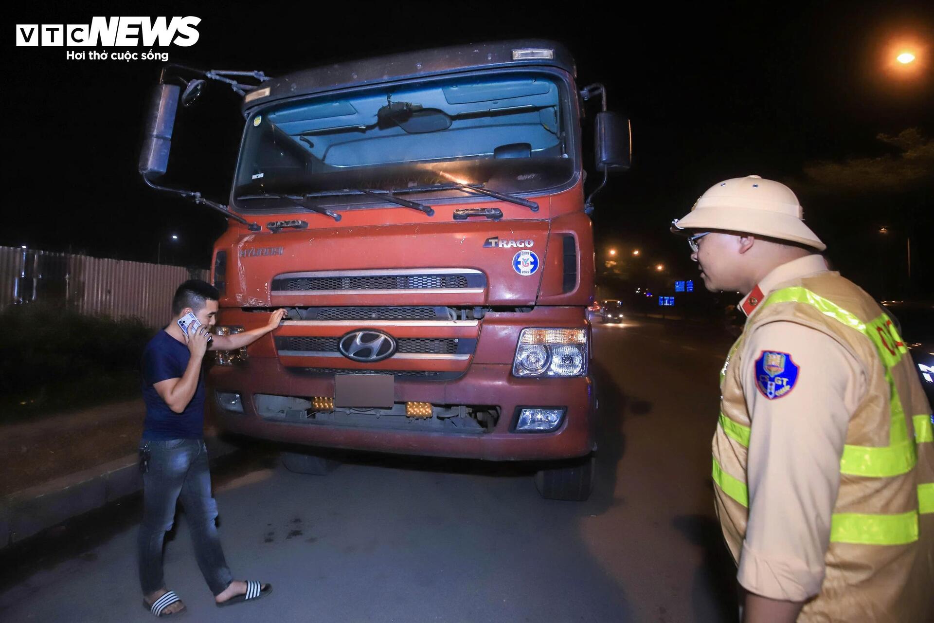 Bị CSGT tuýt còi, tài xế xe chở đất gọi điện liên tục 15 phút - 8