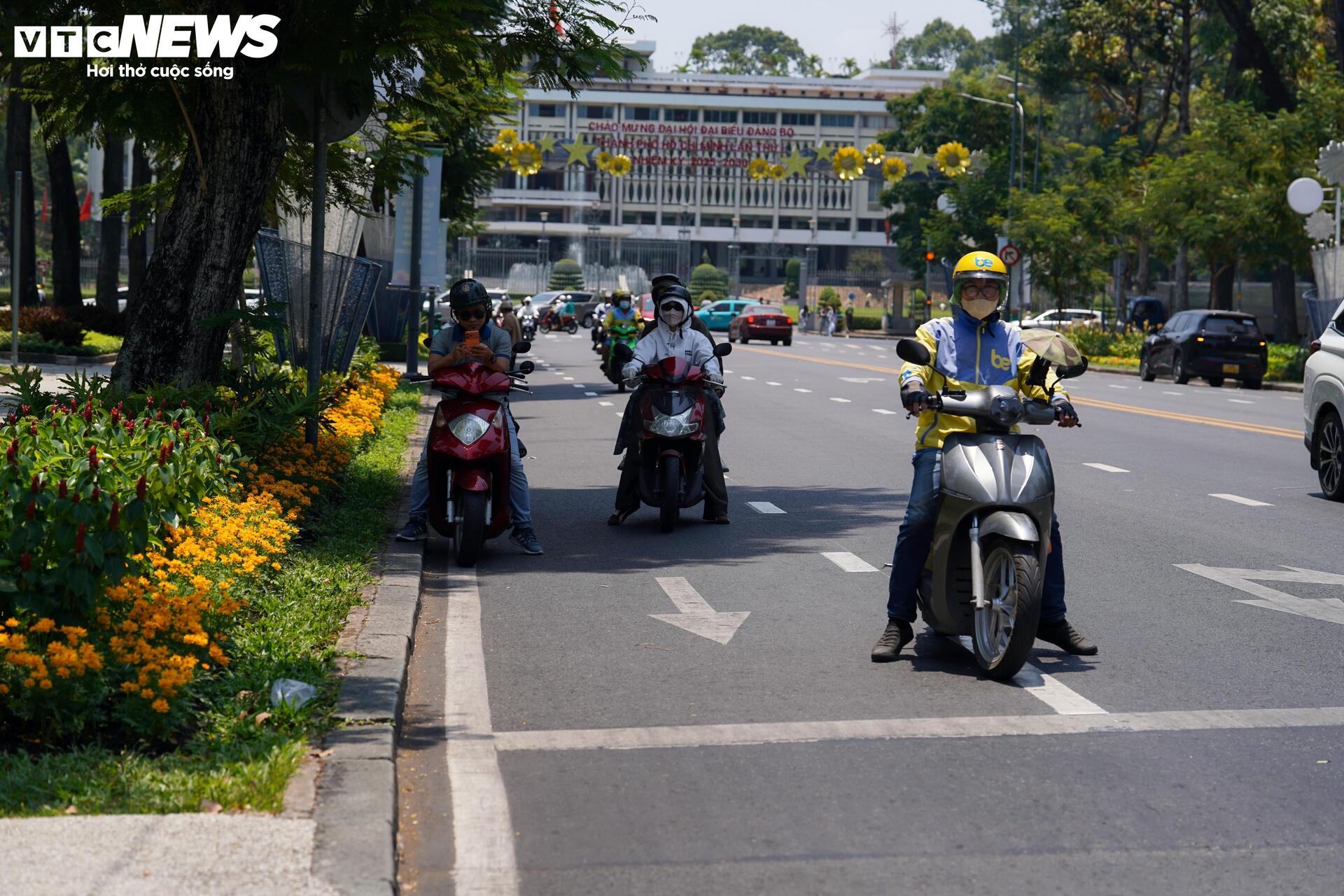 Muôn kiểu tránh nắng nóng của người dân TP.HCM - 3