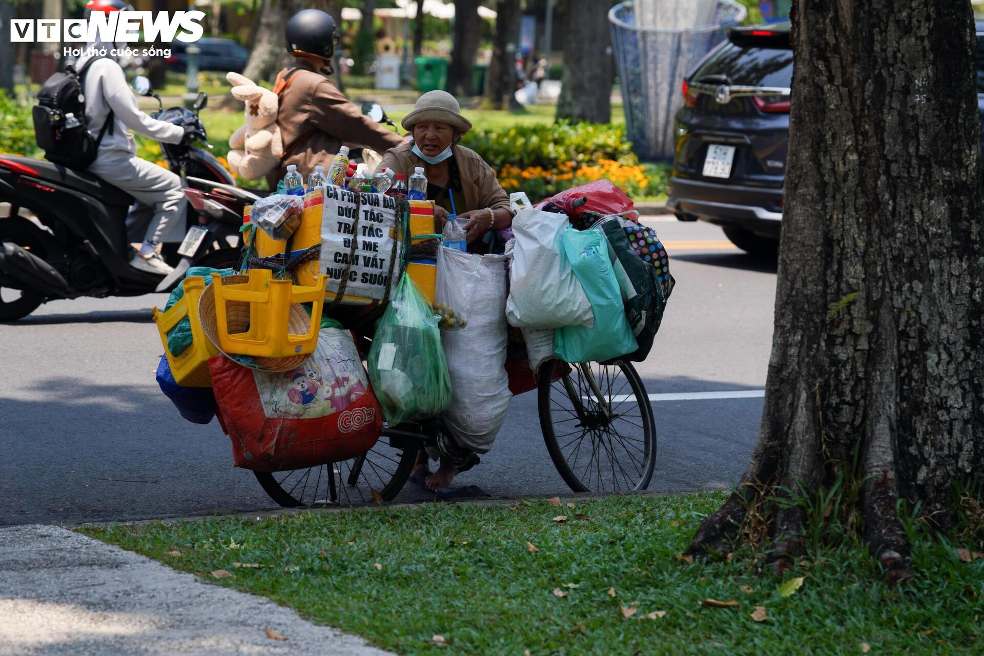 Muôn kiểu tránh nắng nóng của người dân TP.HCM - 8