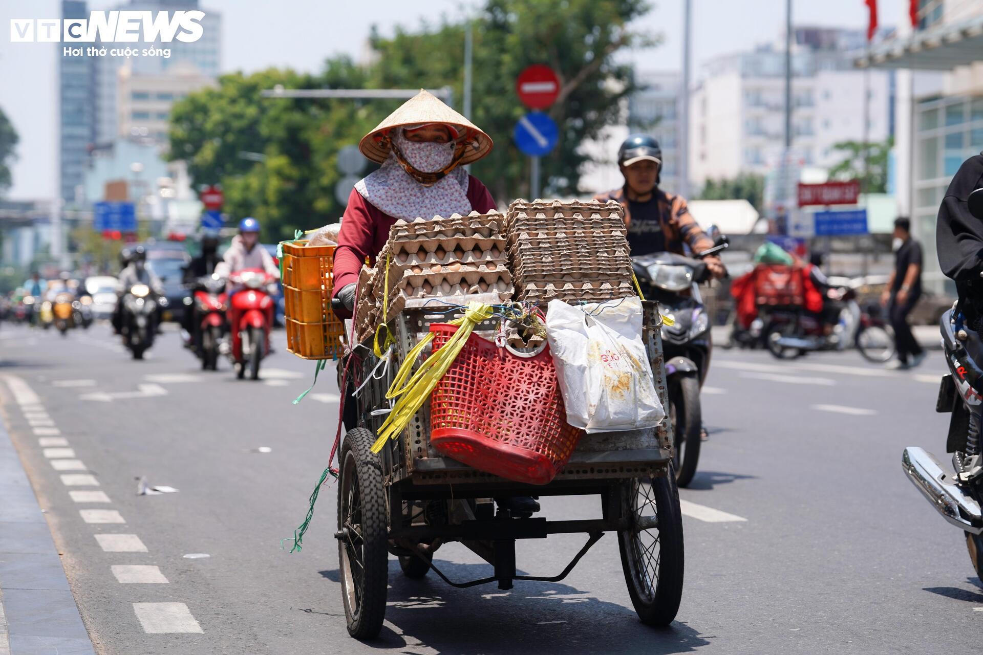 Muôn kiểu tránh nắng nóng của người dân TP.HCM - 10