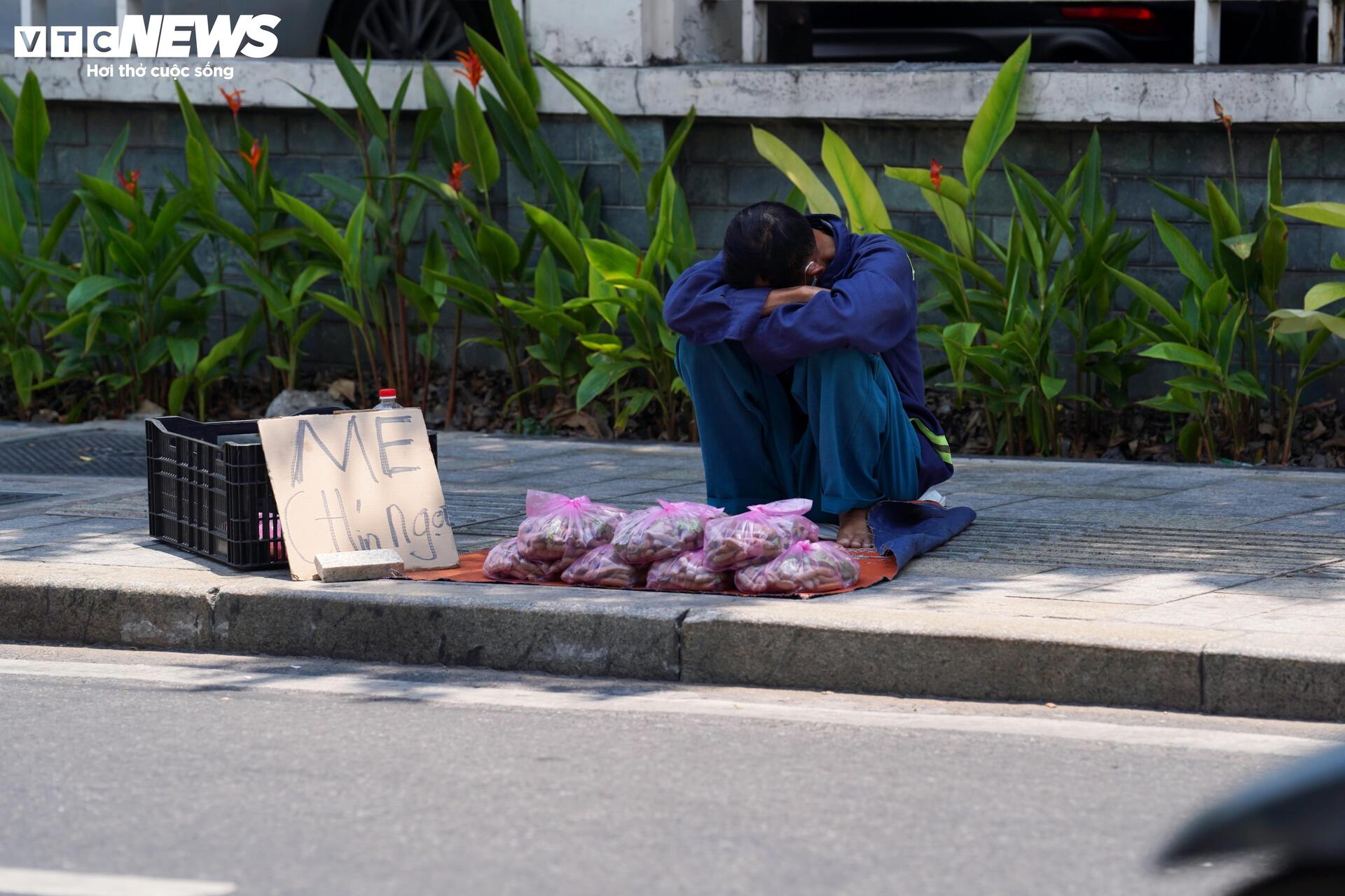 Muôn kiểu tránh nắng nóng của người dân TP.HCM - 9