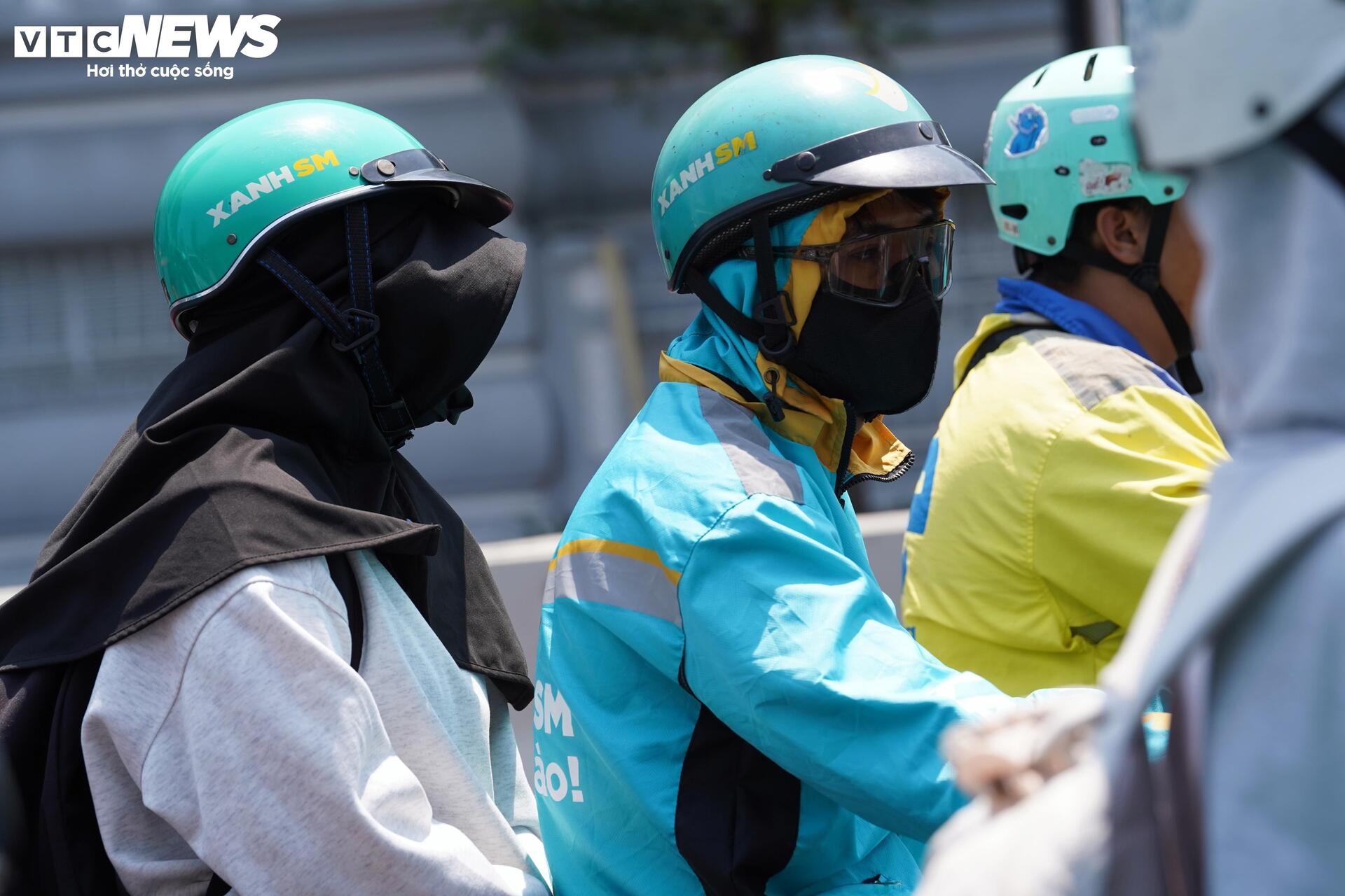 Muôn kiểu tránh nắng nóng của người dân TP.HCM - 13