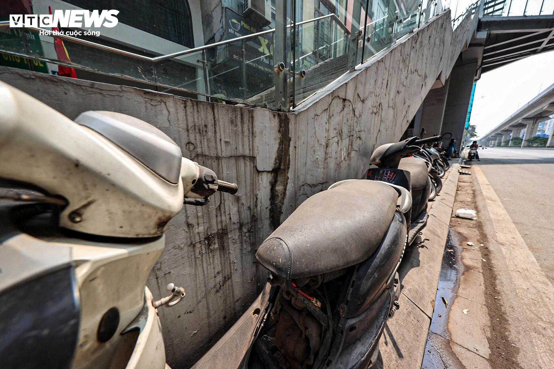 Vỉa hè nhà ga Cát Linh - Hà Đông bị chiếm dụng, xe đỗ sát chân cầu thang - 10