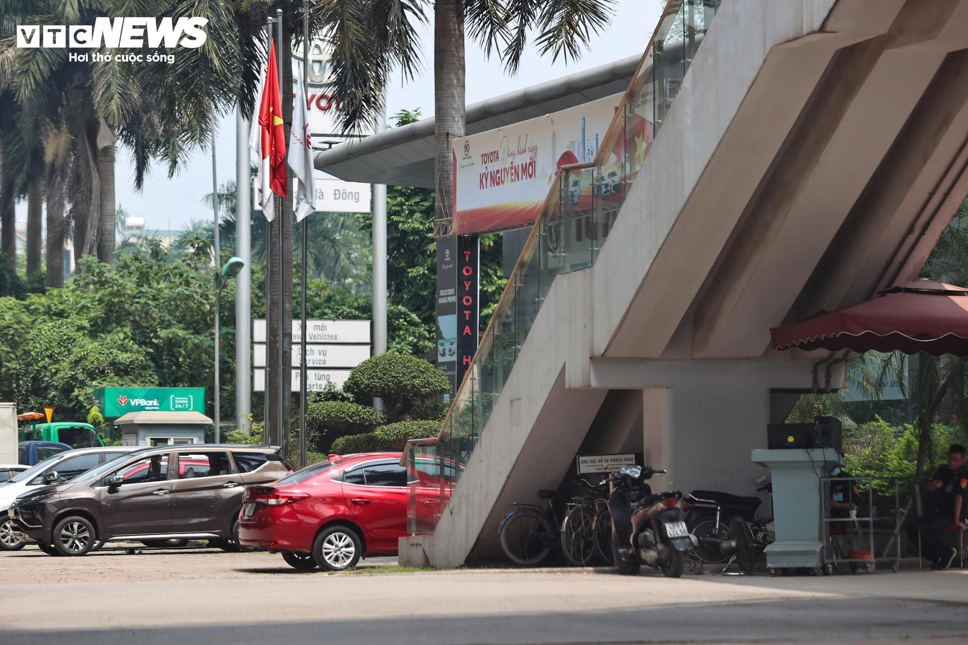 Vỉa hè nhà ga Cát Linh - Hà Đông bị chiếm dụng, xe đỗ sát chân cầu thang - 11