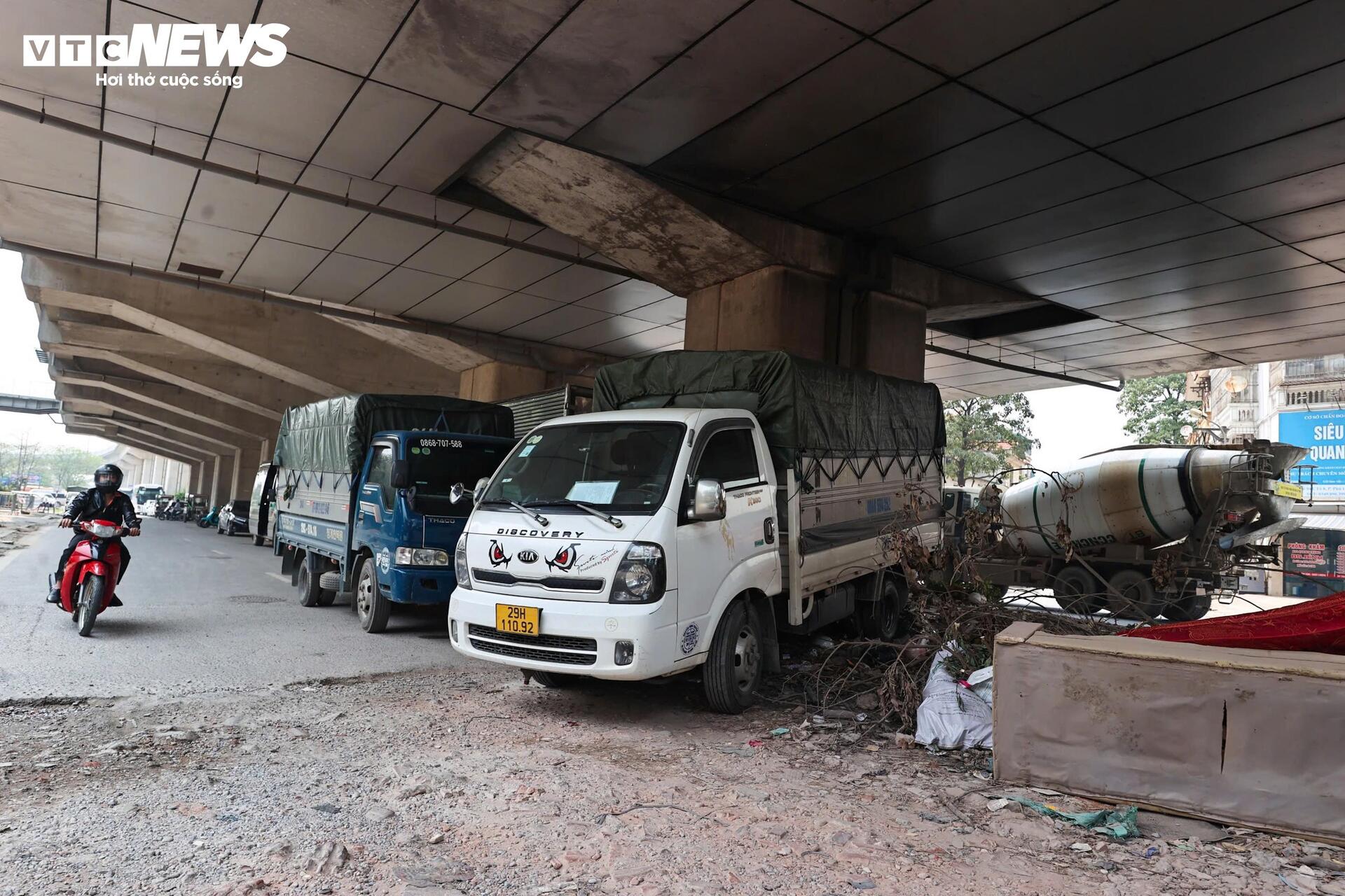 Vỉa hè nhà ga Cát Linh - Hà Đông bị chiếm dụng, xe đỗ sát chân cầu thang - 12