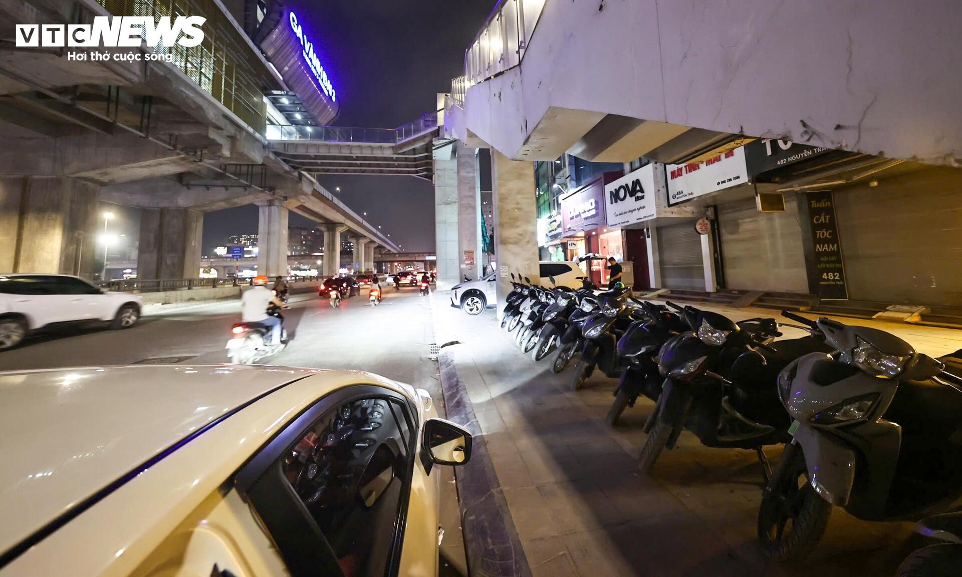 Vỉa hè nhà ga Cát Linh - Hà Đông bị chiếm dụng, xe đỗ sát chân cầu thang - 2