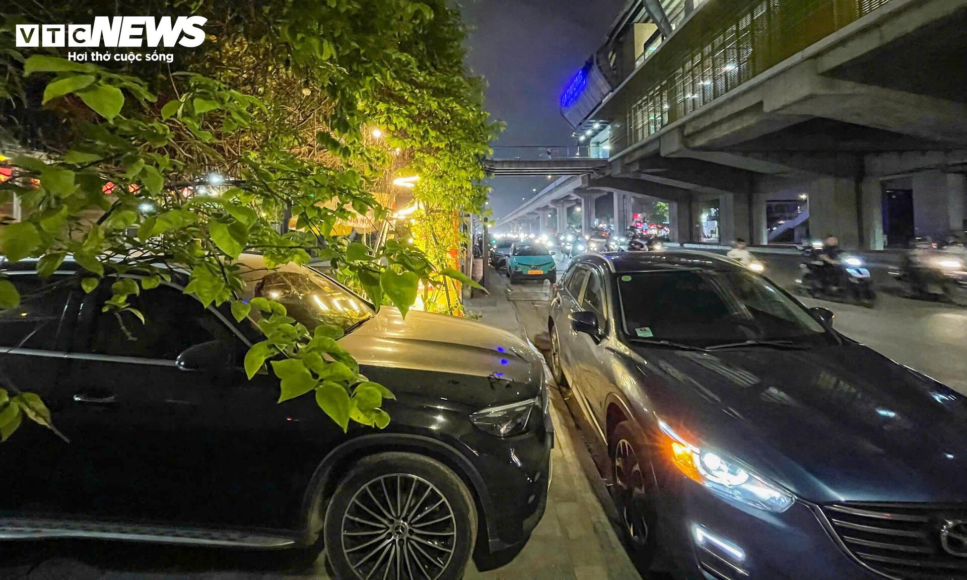 Vỉa hè nhà ga Cát Linh - Hà Đông bị chiếm dụng, xe đỗ sát chân cầu thang - 3