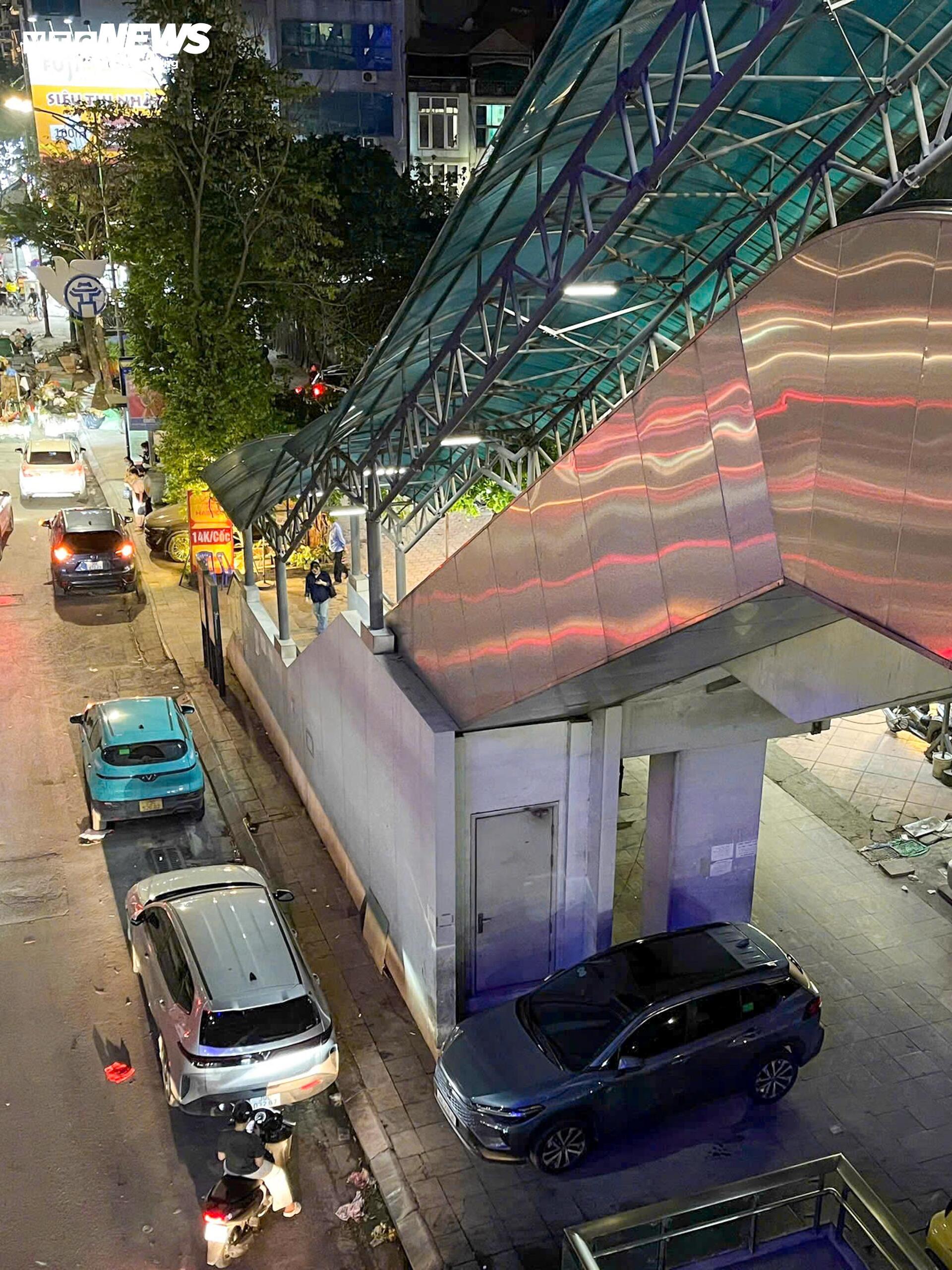 Vỉa hè nhà ga Cát Linh - Hà Đông bị chiếm dụng, xe đỗ sát chân cầu thang - 4