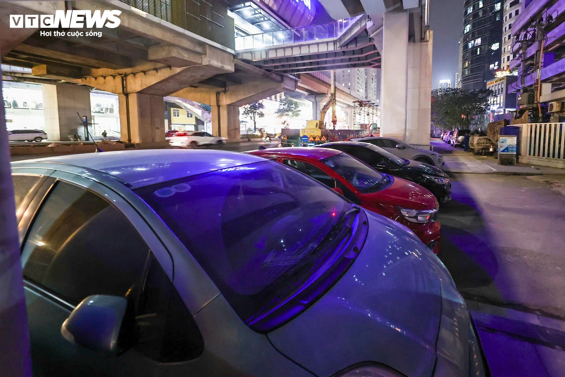 Vỉa hè nhà ga Cát Linh - Hà Đông bị chiếm dụng, xe đỗ sát chân cầu thang - 5