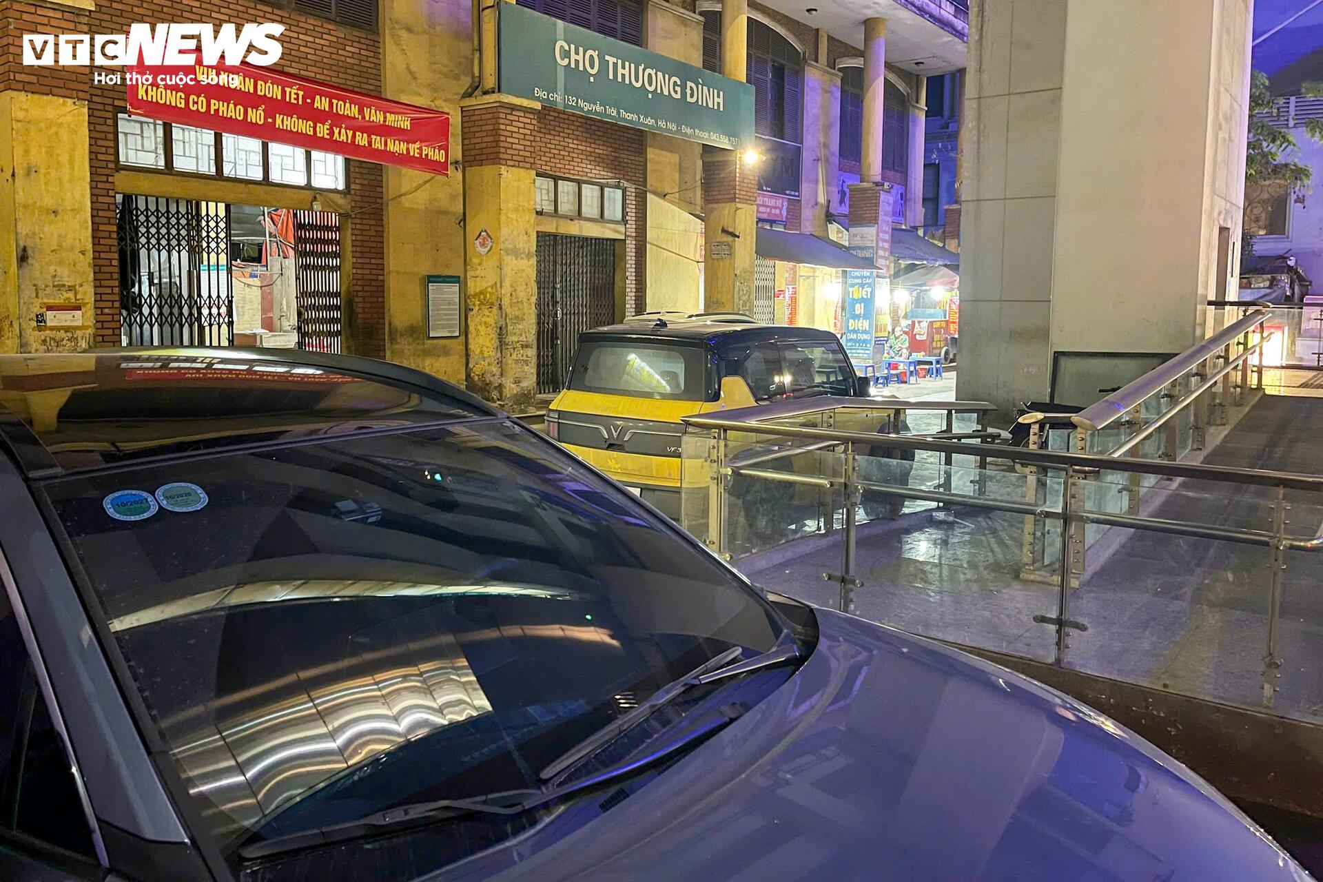 Vỉa hè nhà ga Cát Linh - Hà Đông bị chiếm dụng, xe đỗ sát chân cầu thang - 6