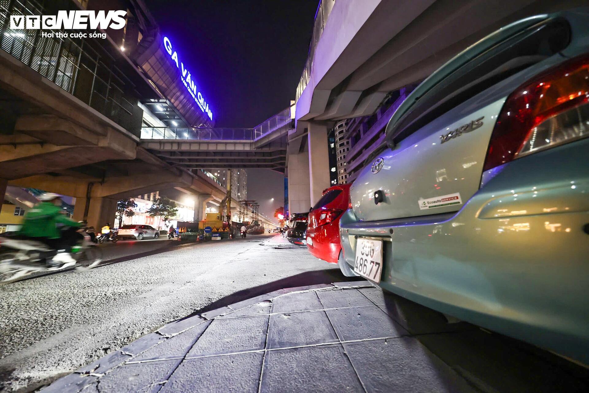 Vỉa hè nhà ga Cát Linh - Hà Đông bị chiếm dụng, xe đỗ sát chân cầu thang - 8