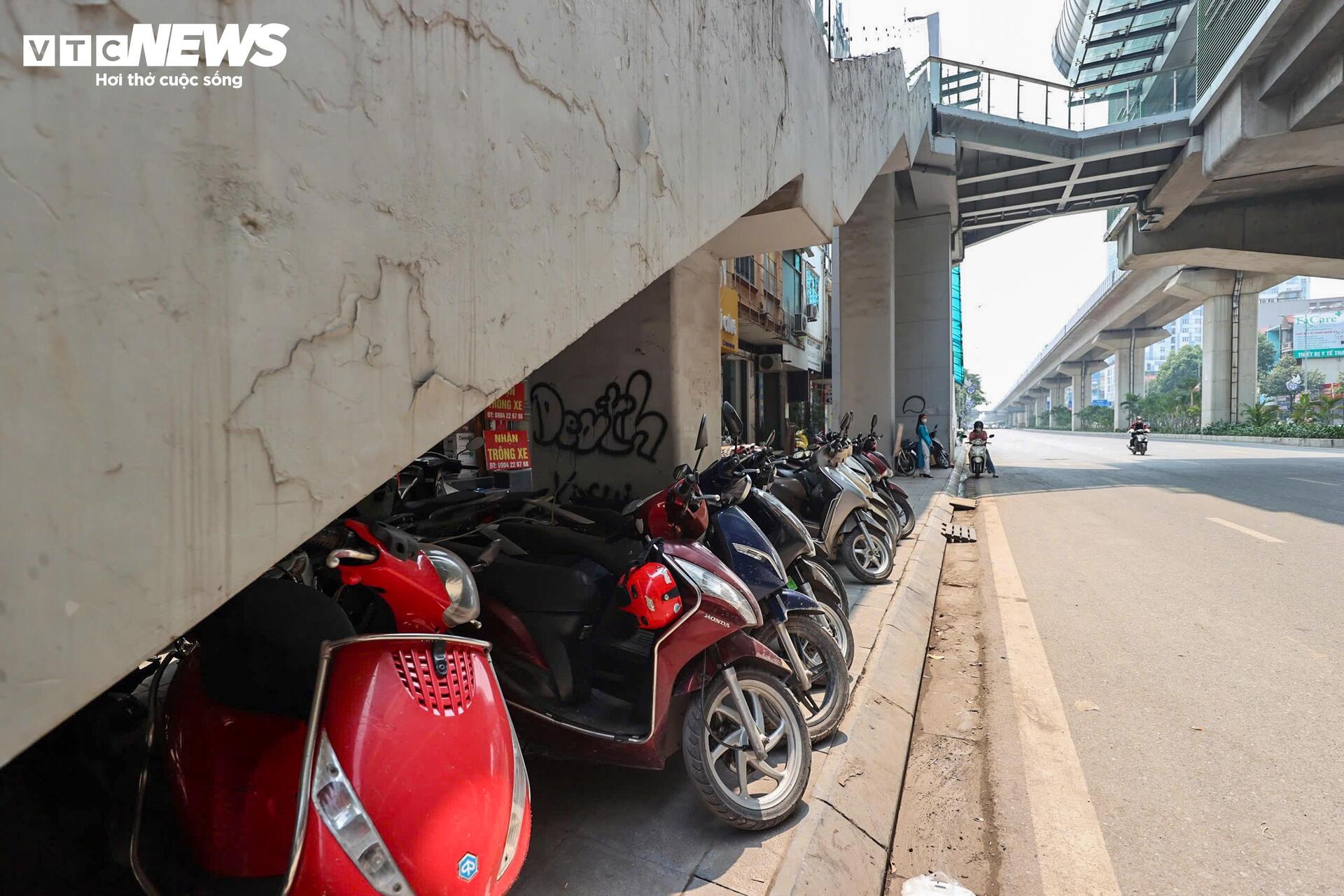Vỉa hè nhà ga Cát Linh - Hà Đông bị chiếm dụng, xe đỗ sát chân cầu thang - 9